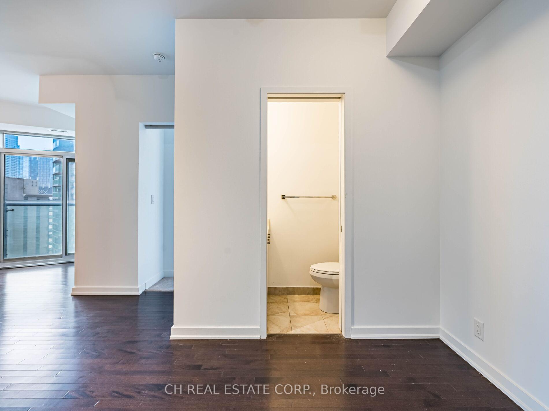 2 Bedrooms Condo at 12 York,  Toronto For sale