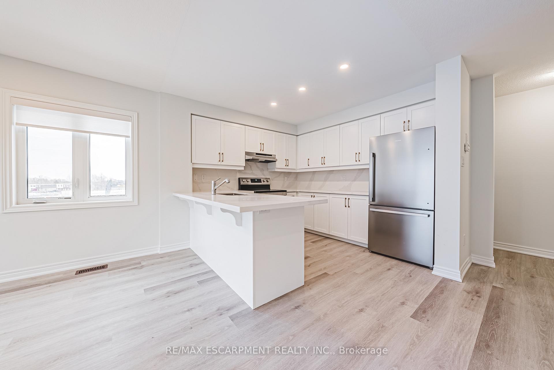 3 Bedrooms Condo at 55 Dryden,  Hamilton For sale