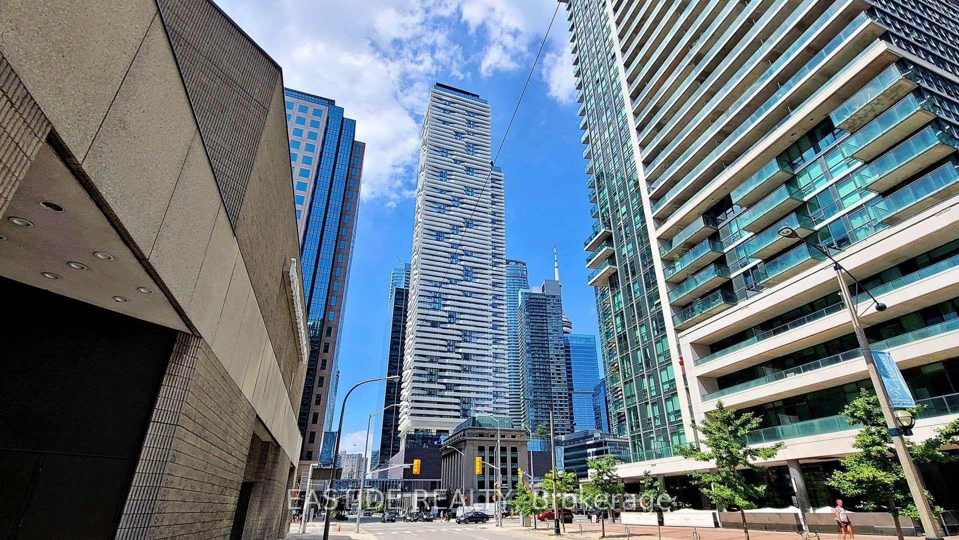 2 Bedrooms Condo at 88 Harbour, Toronto For sale
