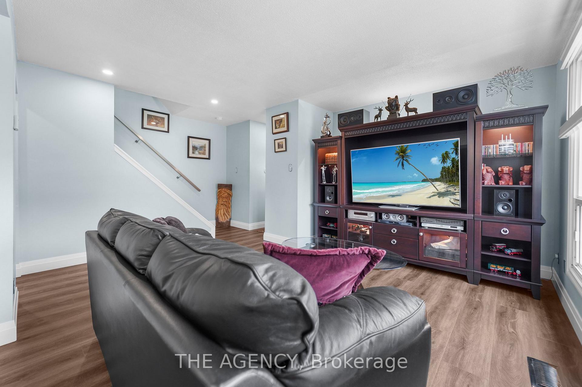 3 Bedrooms Condo at 965 Francis, Burlington For sale