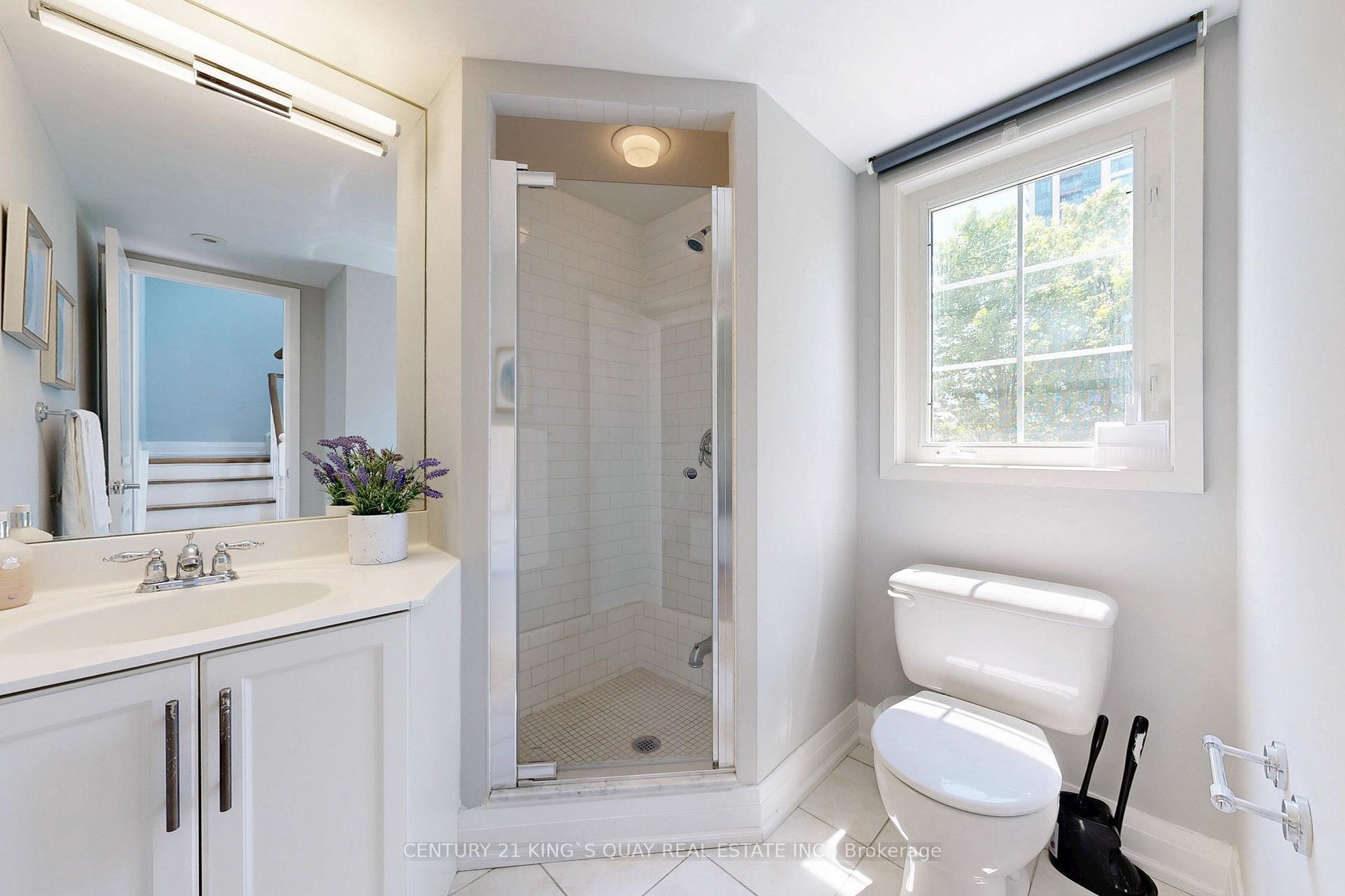 2 Bedrooms Condo at 9 Windermere, Toronto For sale