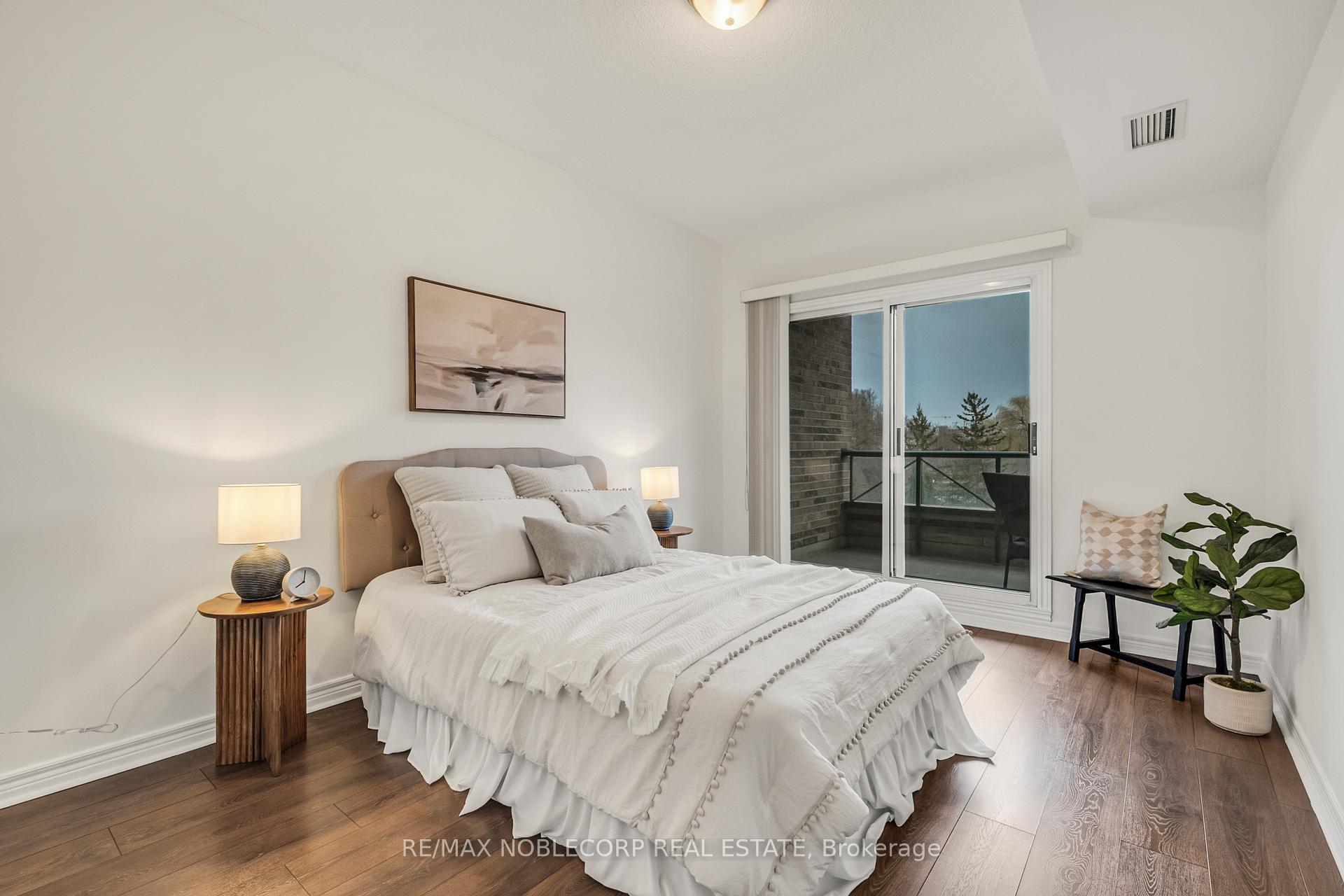 3 Bedrooms Condo at 121 Woodbridge, Vaughan For sale