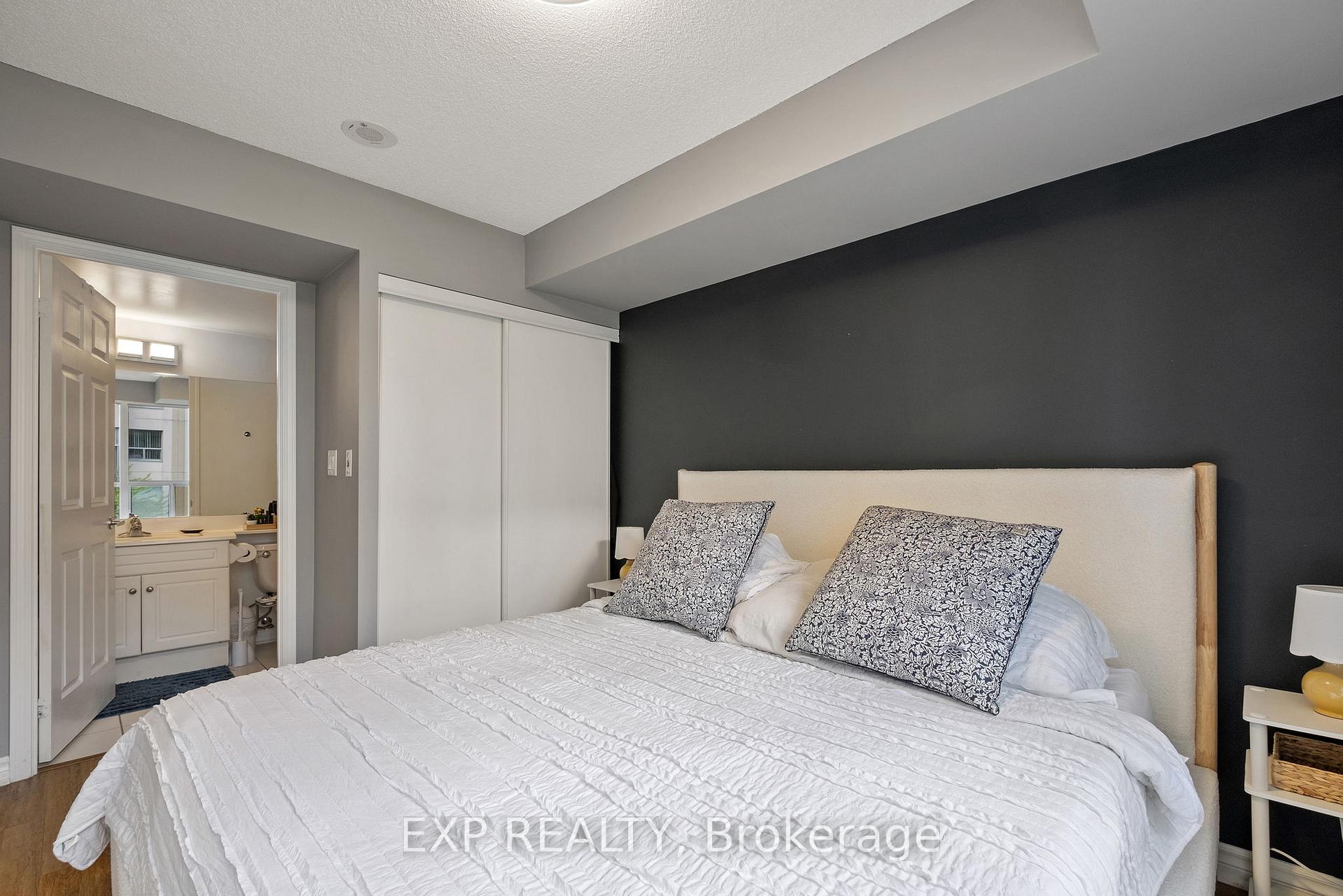 2 Bedrooms Condo at 19 Barberry, Toronto For sale
