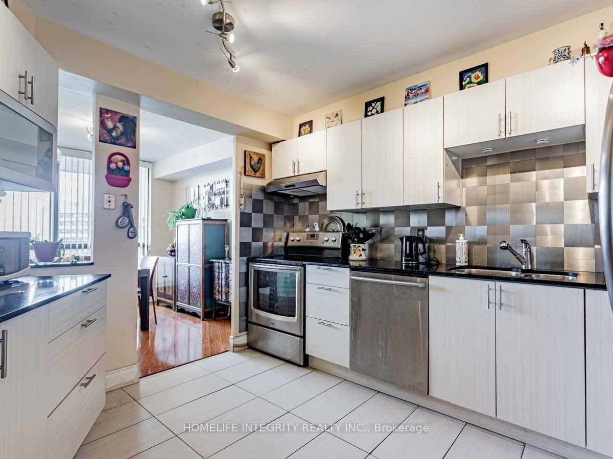 3 Bedrooms Condo at 150 Neptune, Toronto For sale