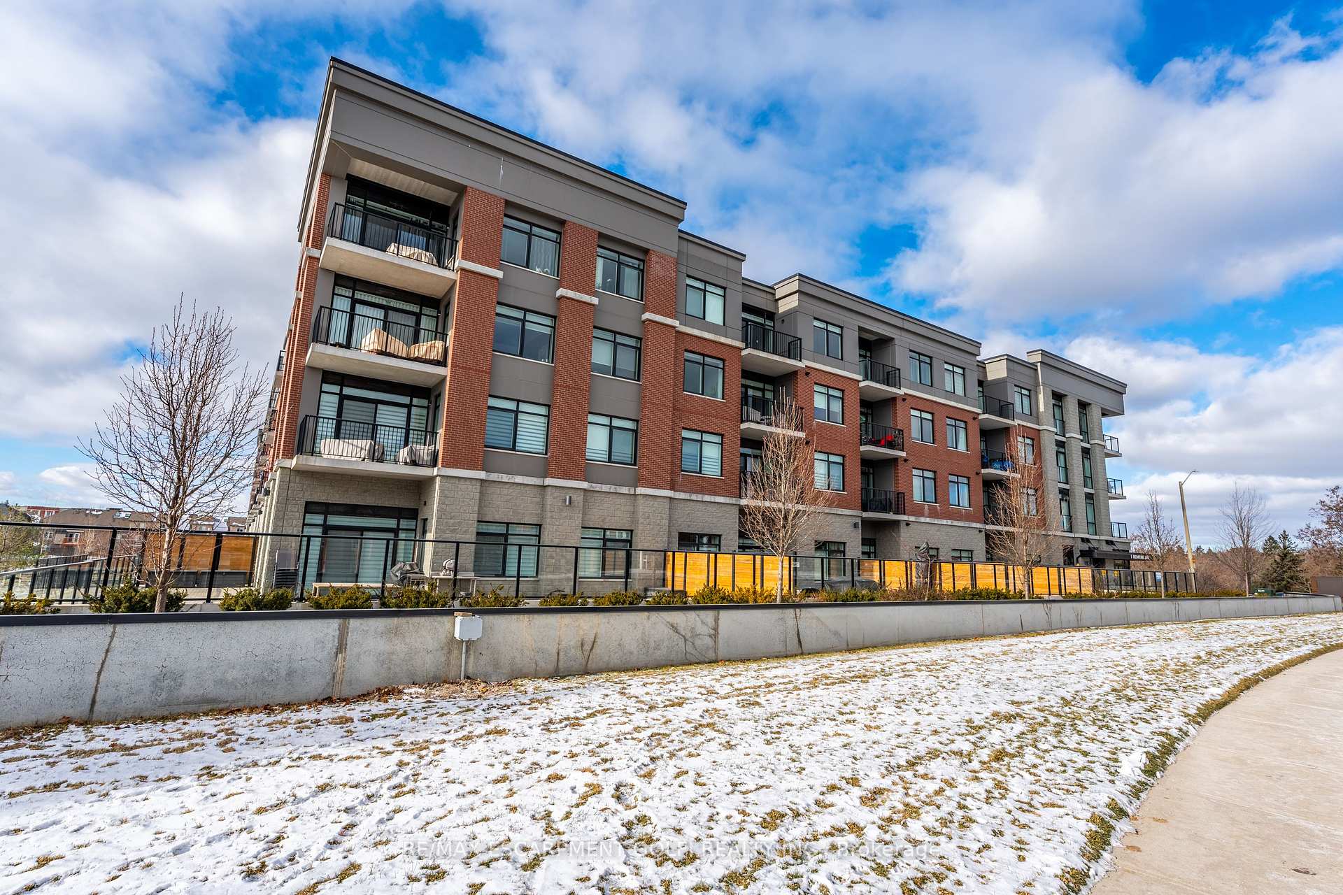 2 Bedrooms Condo at 1 Redfern, Hamilton For sale
