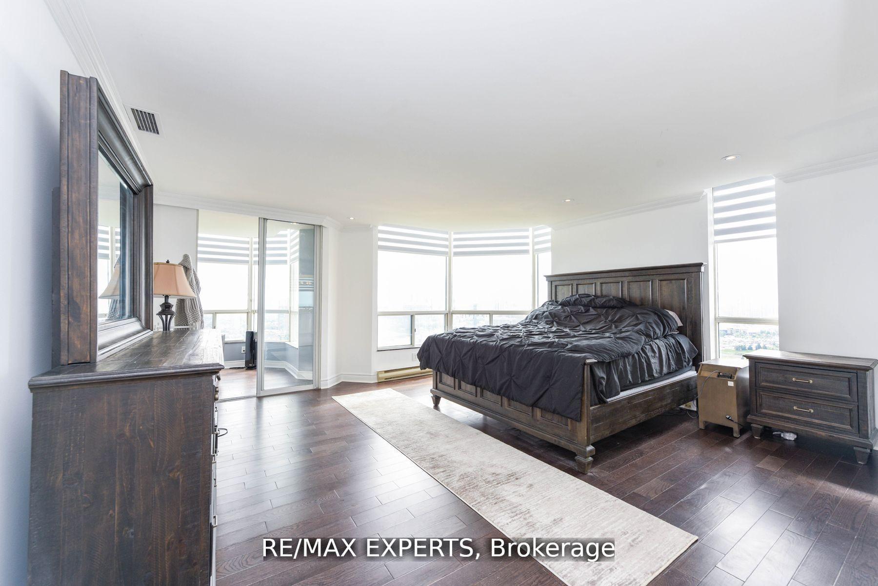 3 Bedrooms Condo at 4460 Tucana, Mississauga For sale