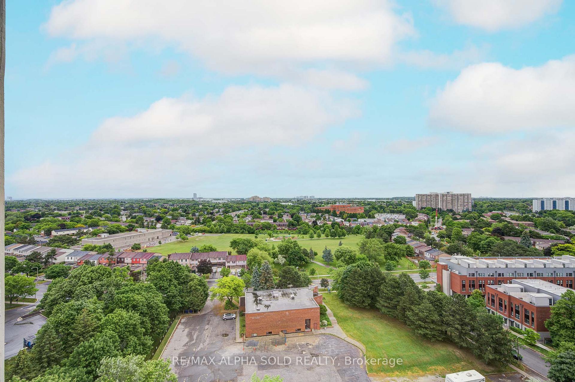 3 Bedrooms Condo at 100 Echo Point, Toronto For sale