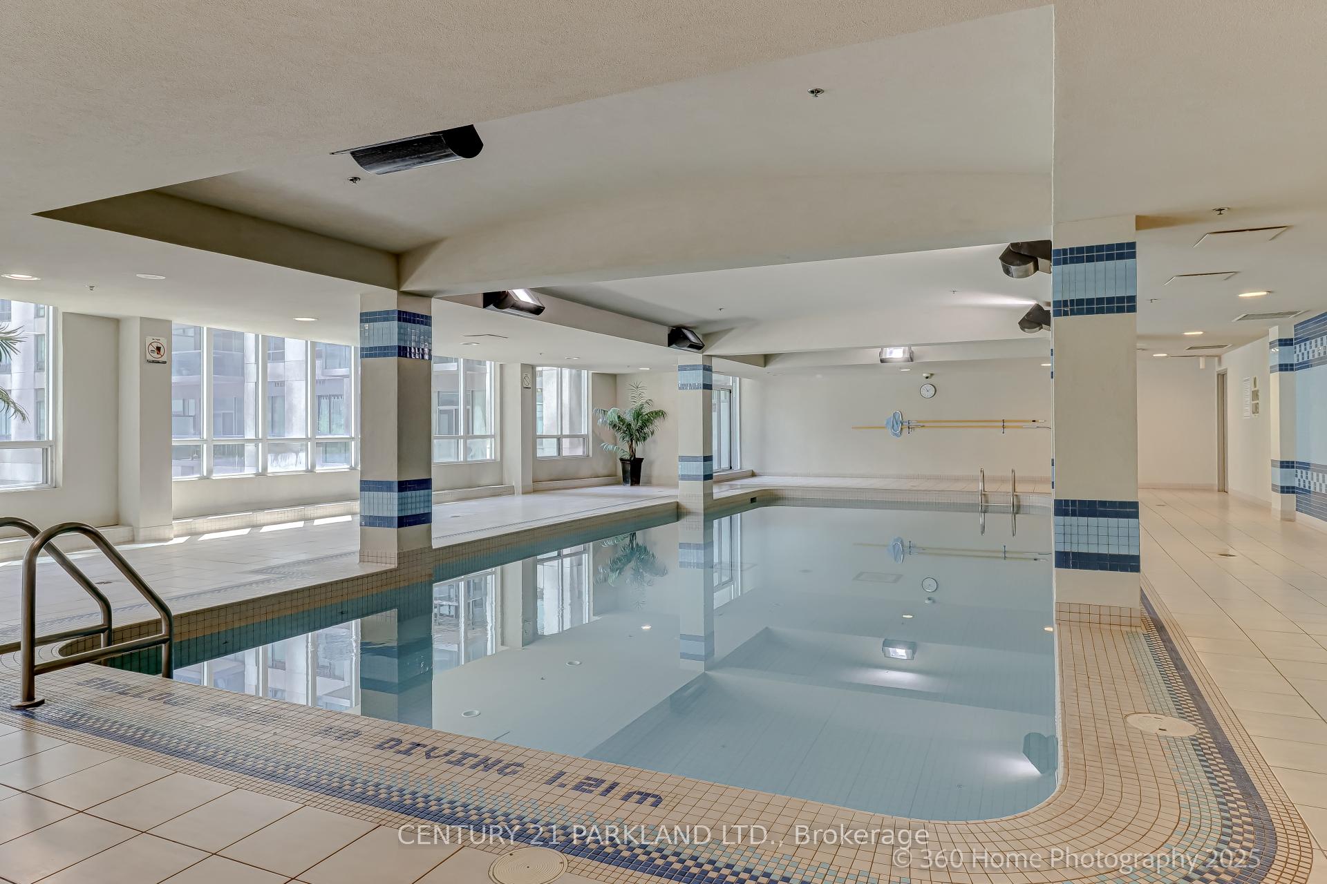 2 Bedrooms Condo at 30 Grand Trunk, Toronto For sale