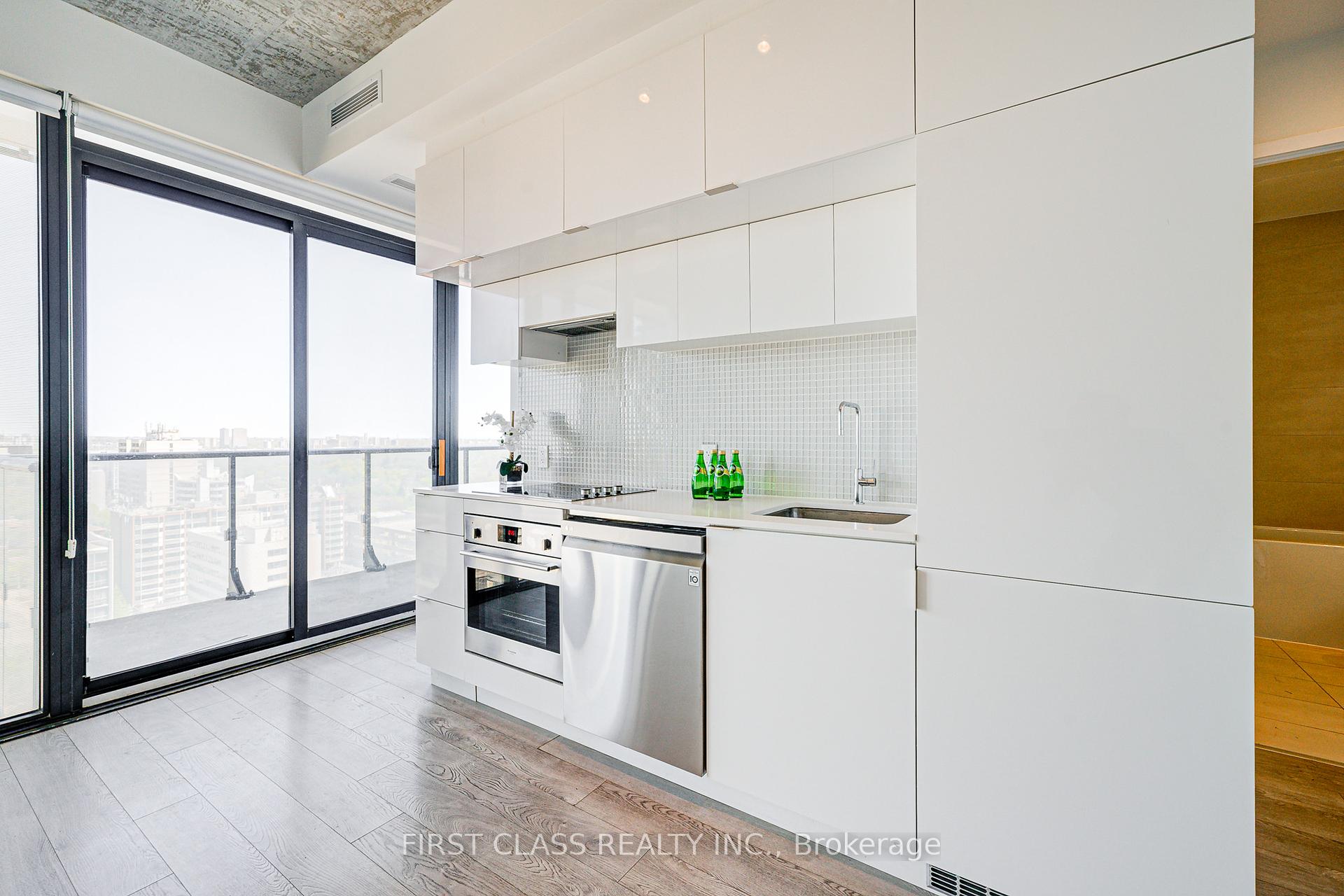 2 Bedrooms Condo at 185 Roehampton, Toronto For sale