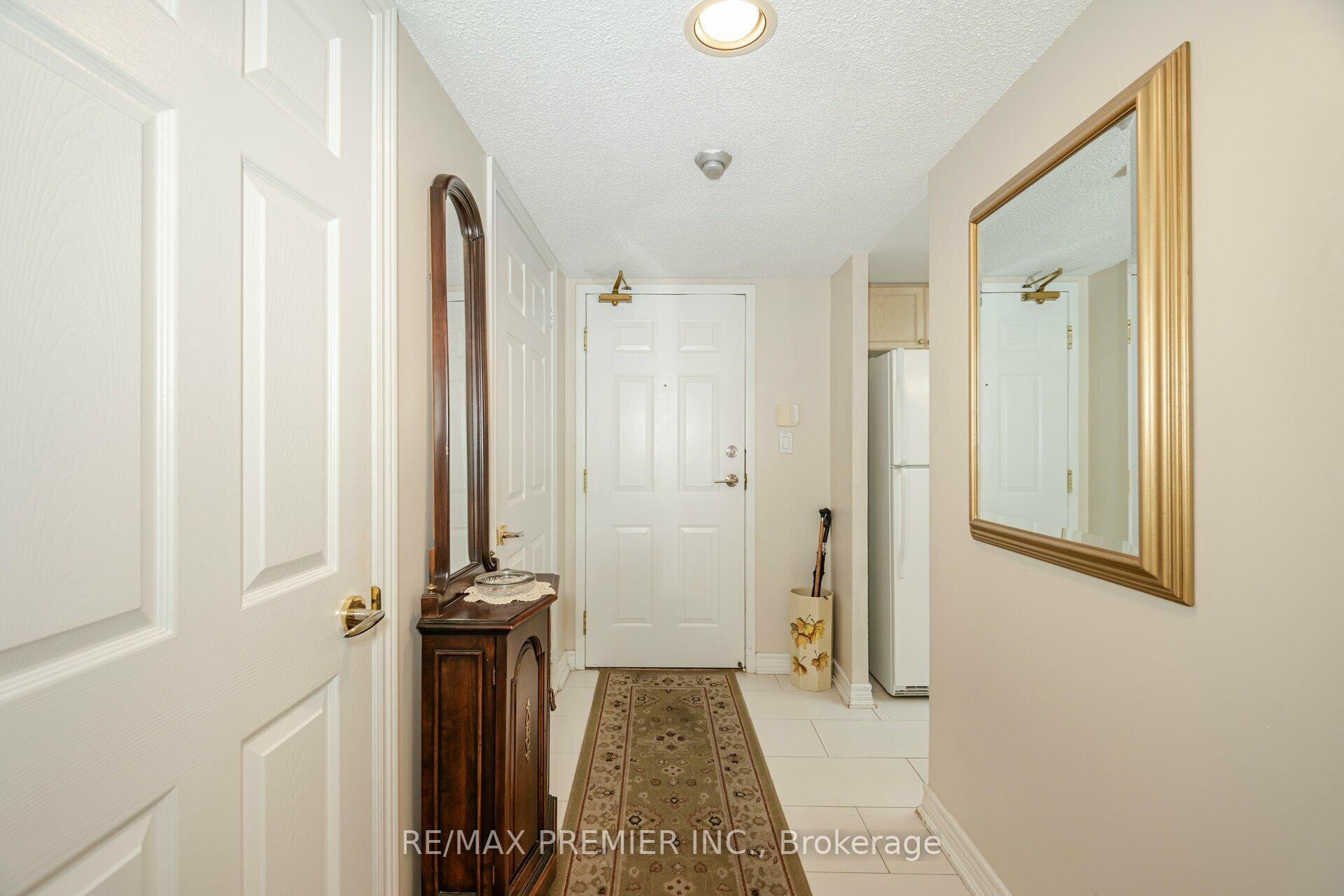 2 Bedrooms Condo at 121 Woodbridge,  Vaughan For sale