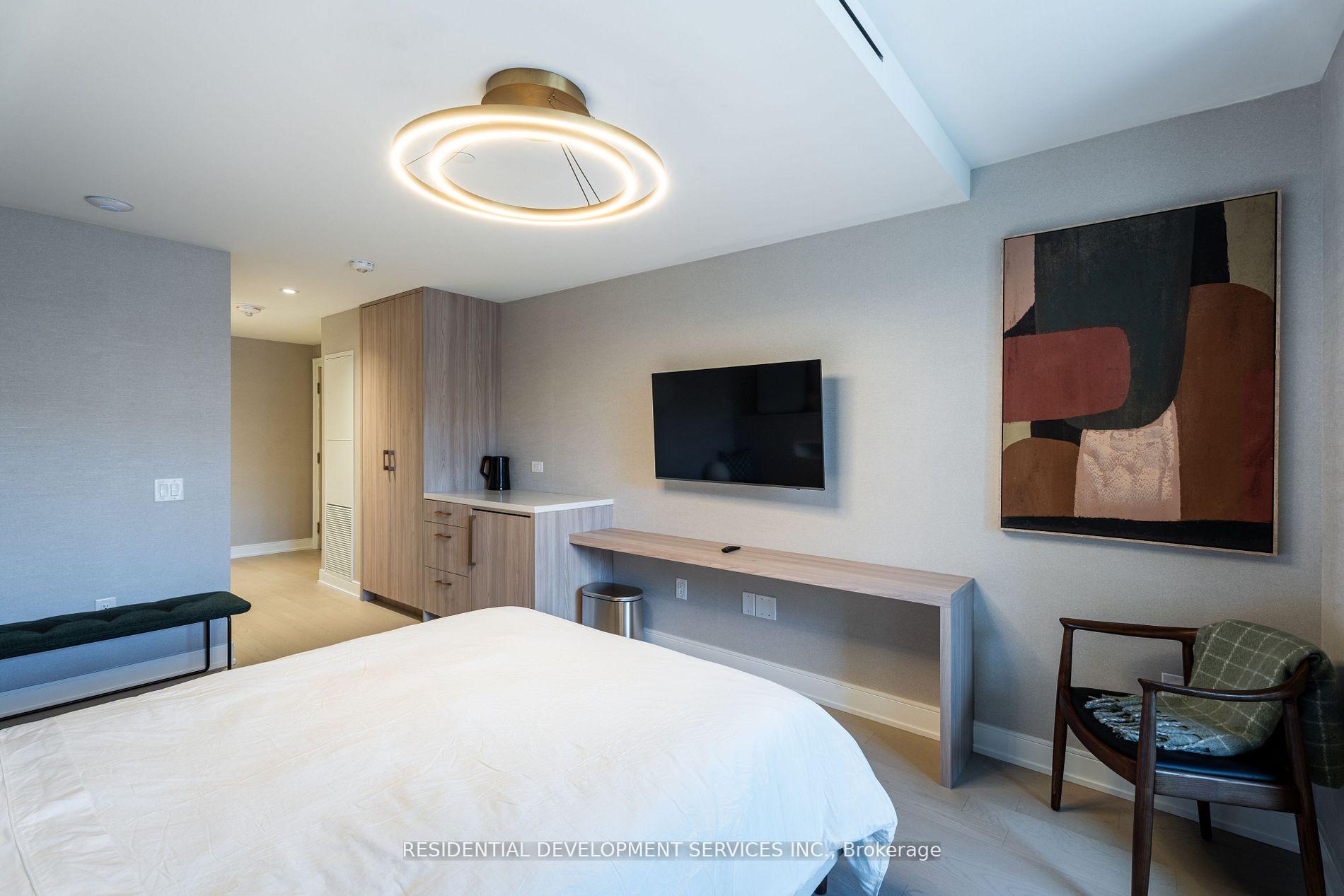 3 Bedrooms Condo at 1 Strathgowan,  Toronto For sale