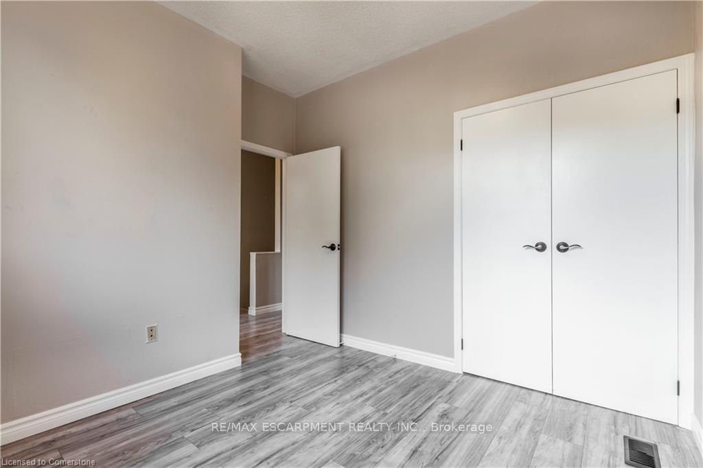 3 Bedrooms Condo at 4199 Longmoor, Burlington For sale