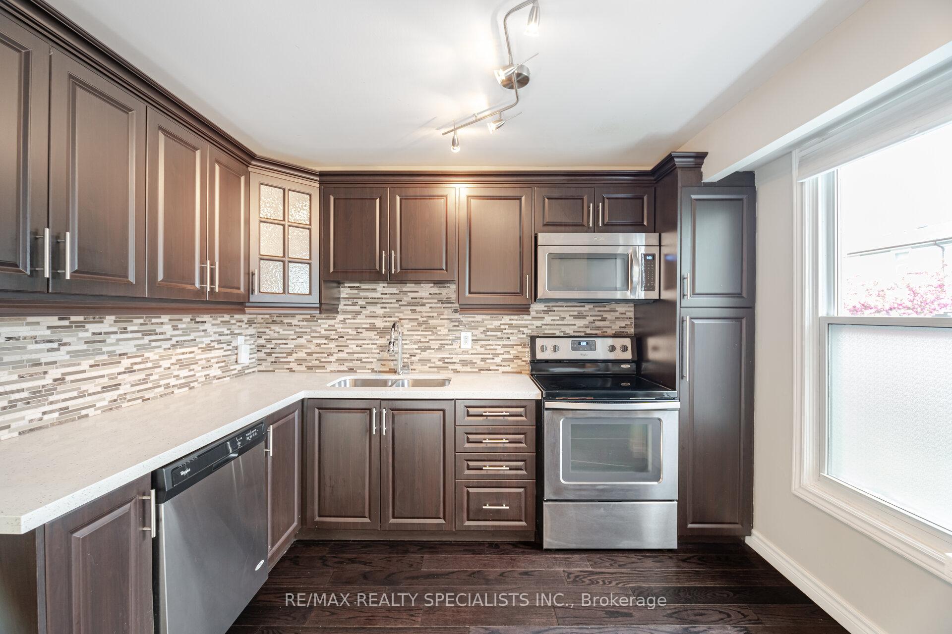 3 Bedrooms Condo at 2440 Bromsgrove, Mississauga For sale