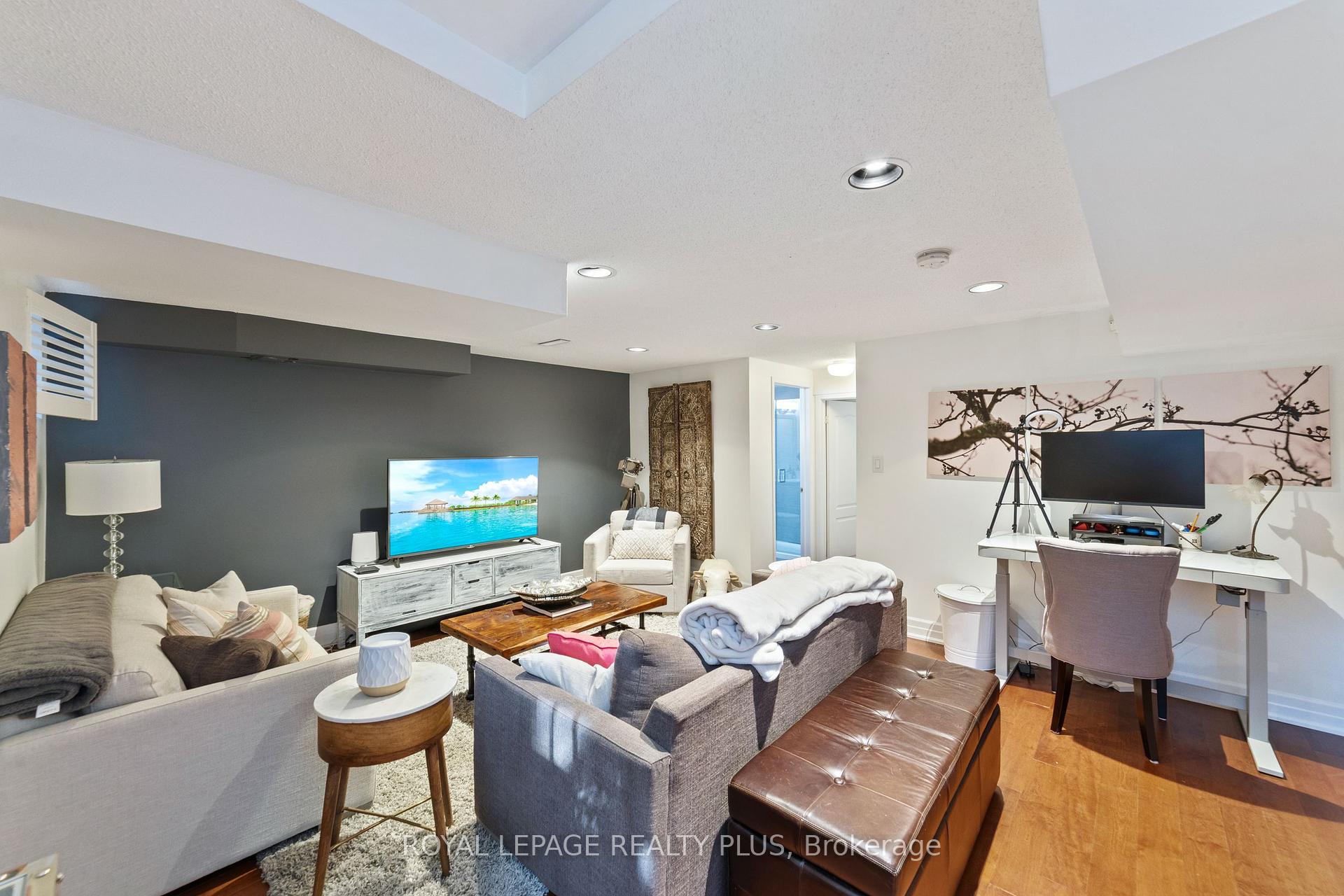 3 Bedrooms Condo at 928 Queen, Mississauga For sale