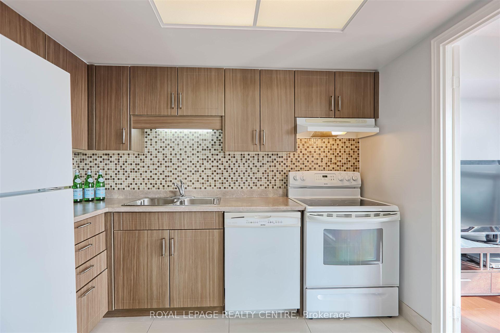 2 Bedrooms Condo at 880 Dundas,  Mississauga For sale