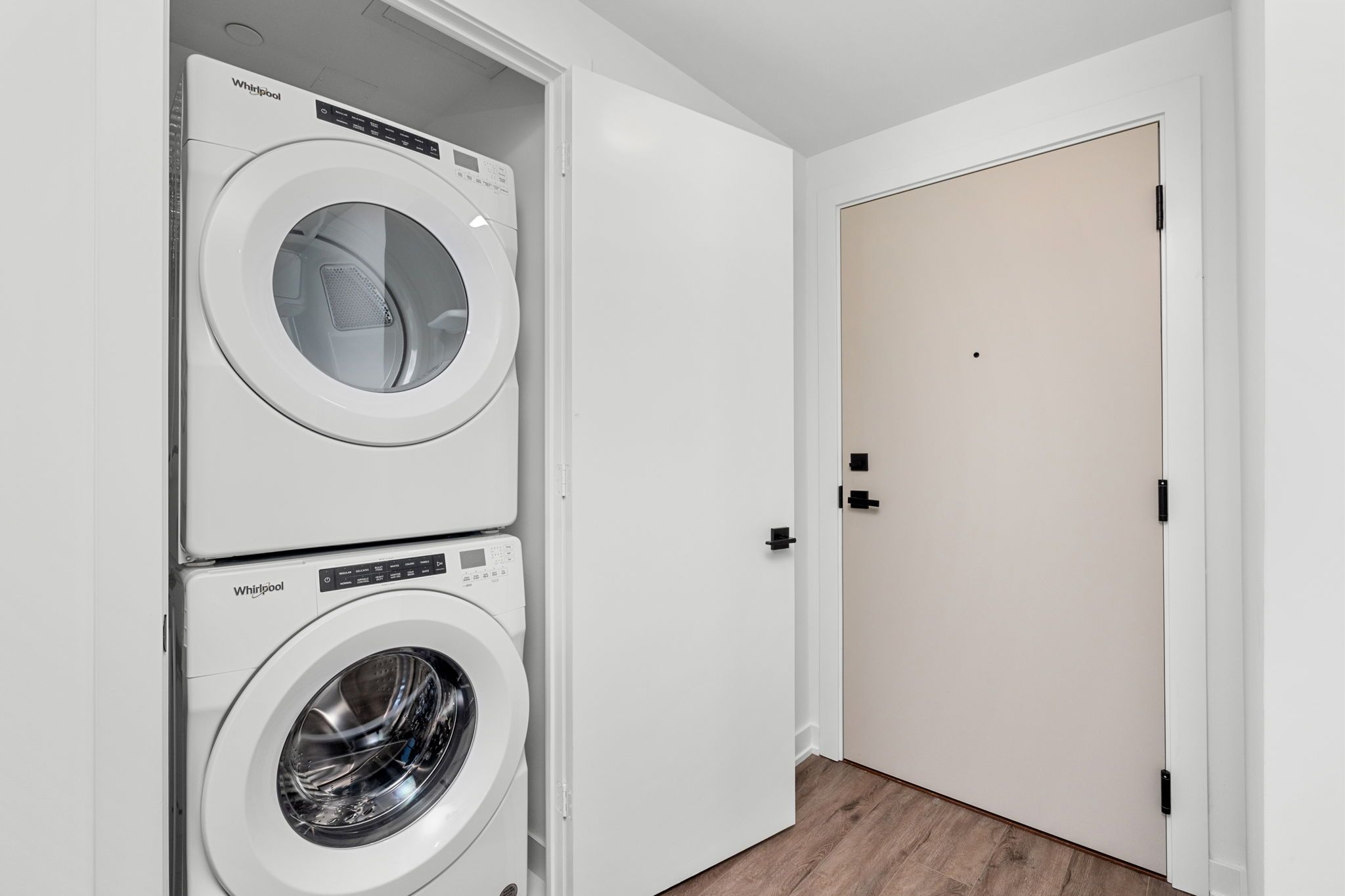 327 King Street W 4205