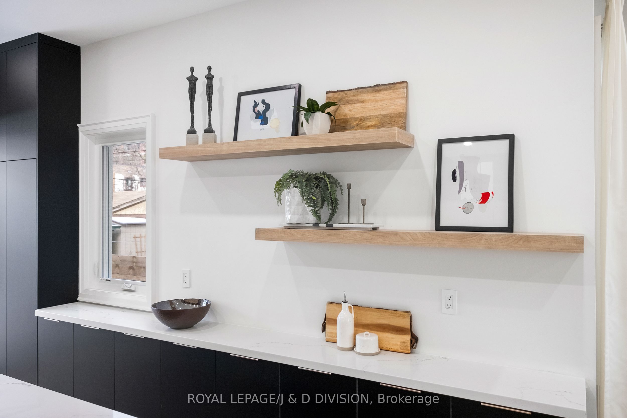 28 Melville Avenue, Toronto, ON M6G 1Y2