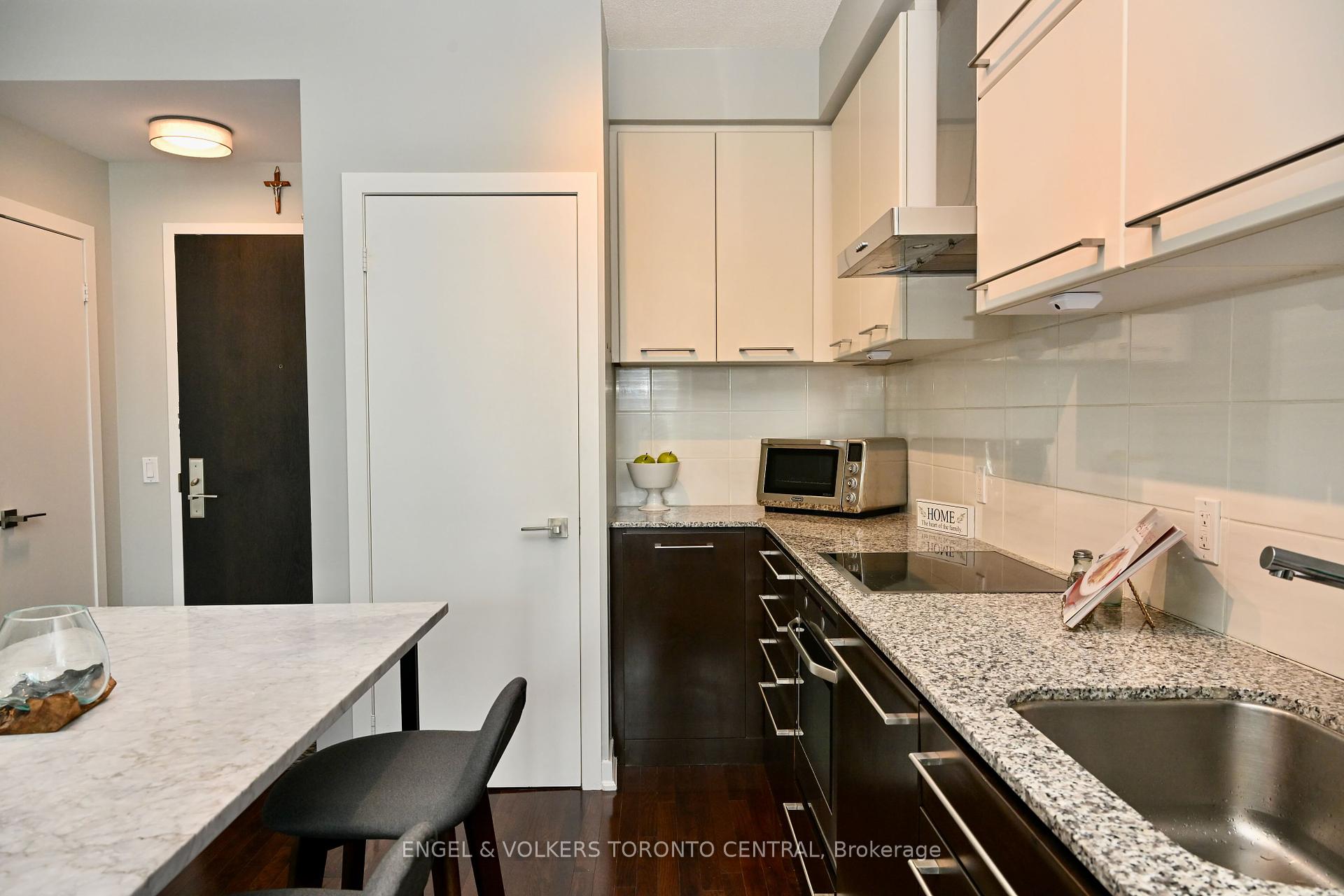 2 Bedrooms Condo at 770 Bay, Toronto For sale