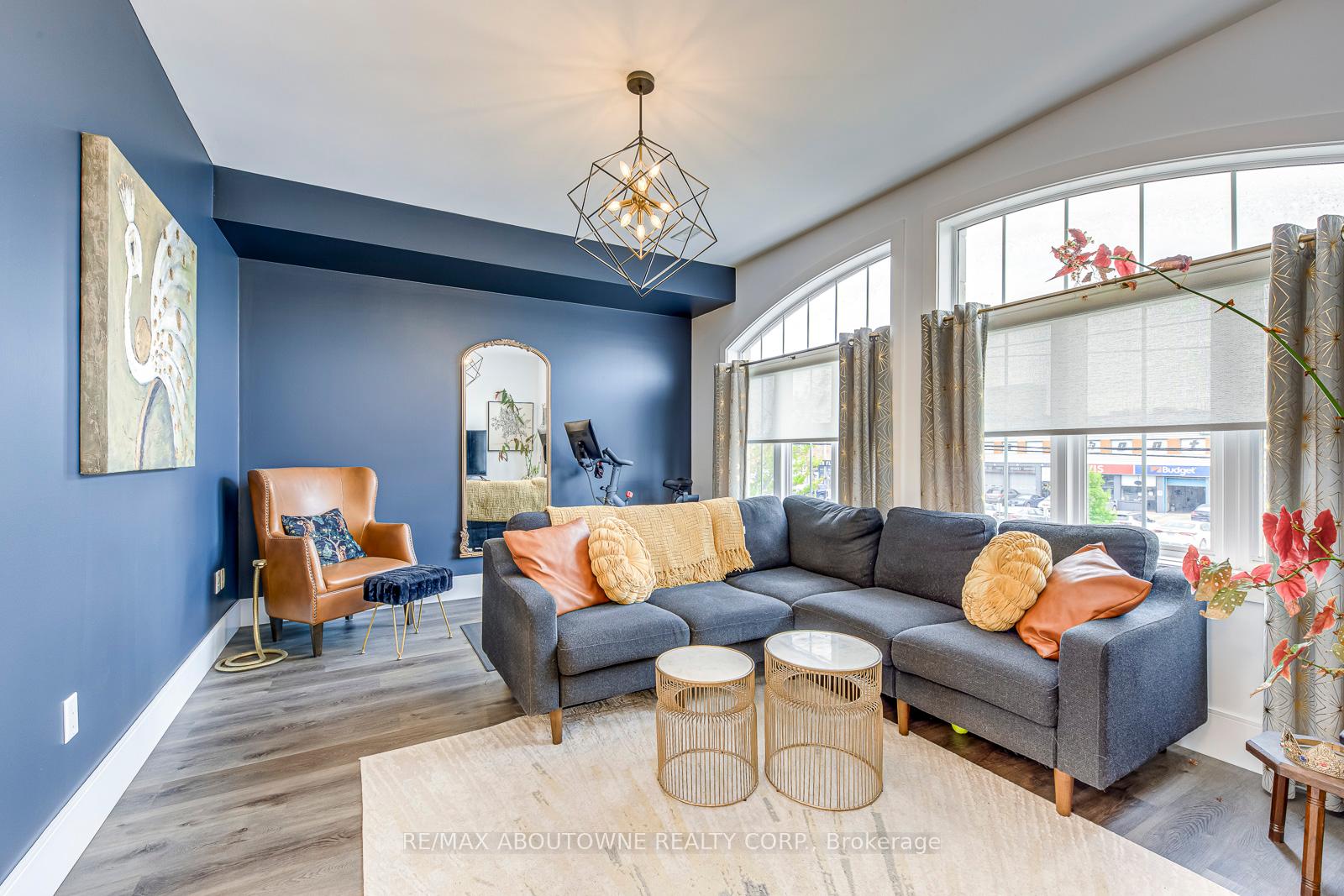 2 Bedrooms Condo at 1401 Plains, Burlington For sale