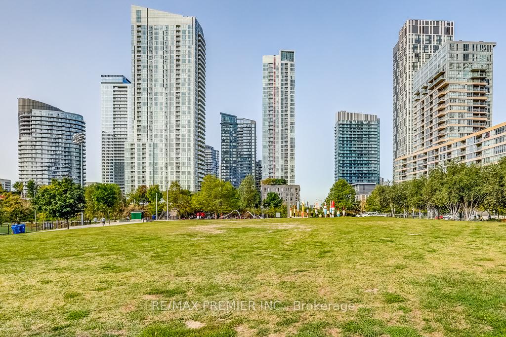 2 Bedrooms Condo at 10 Capreol, Toronto For sale