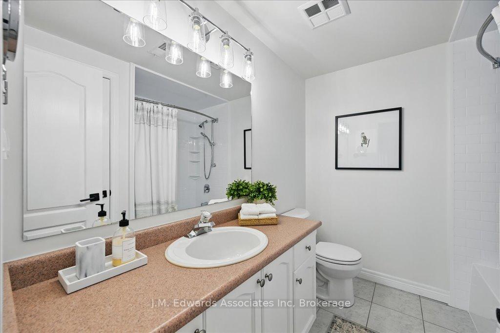 2 Bedrooms Condo at 4006 Kilmer, Burlington For sale