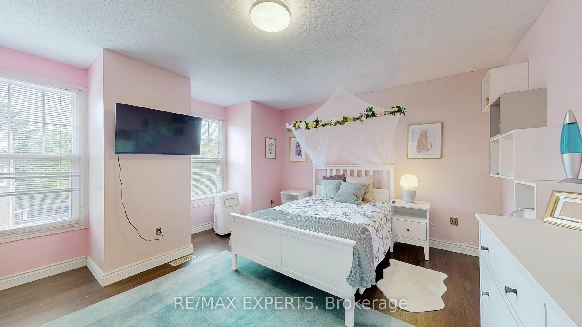 3 Bedrooms Condo at 43 Tamarack, Toronto For sale