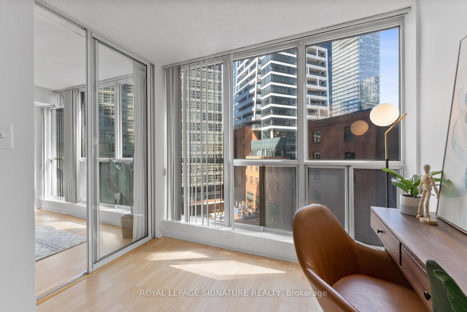 2 Bedrooms Condo at 24 Wellesley, Toronto For sale
