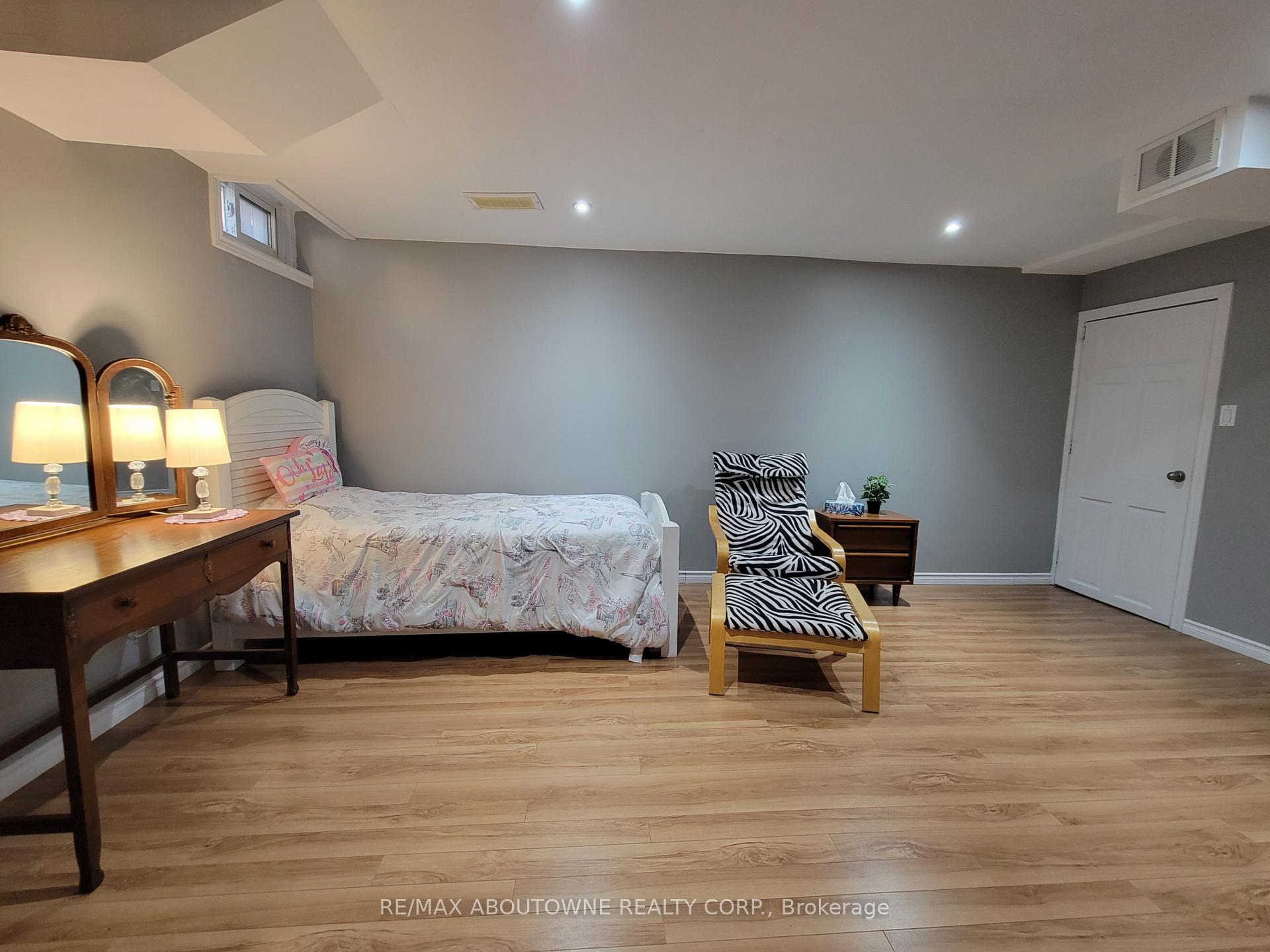 3 Bedrooms Condo at 1 Royalwood, Hamilton For sale