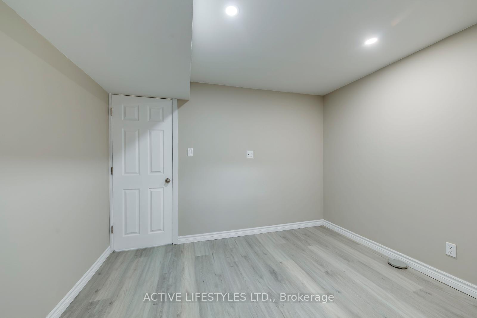 4 Bedrooms Condo at 2301 Derry, Mississauga For sale