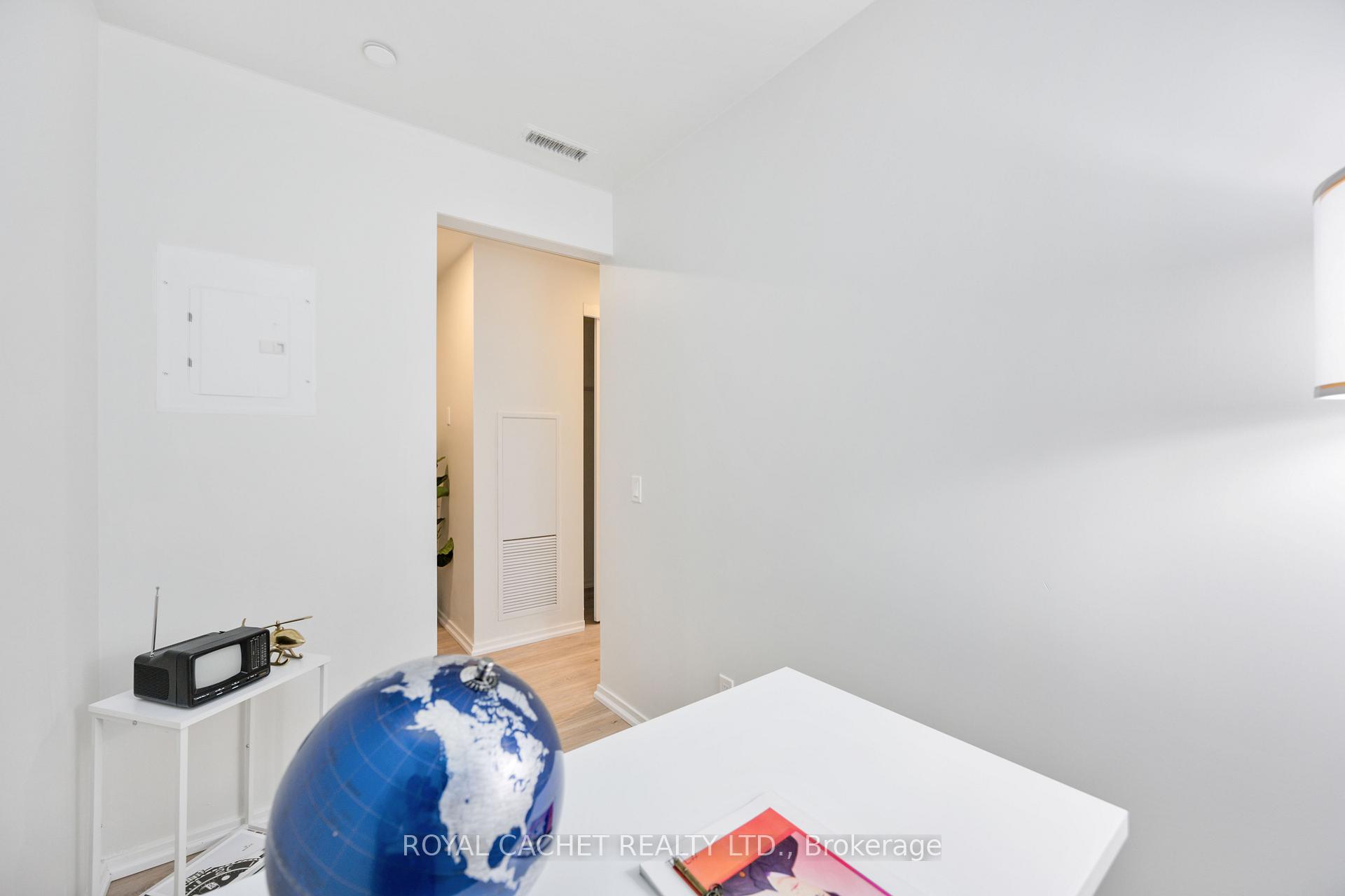 2 Bedrooms Condo at 197 Yonge,  Toronto For sale