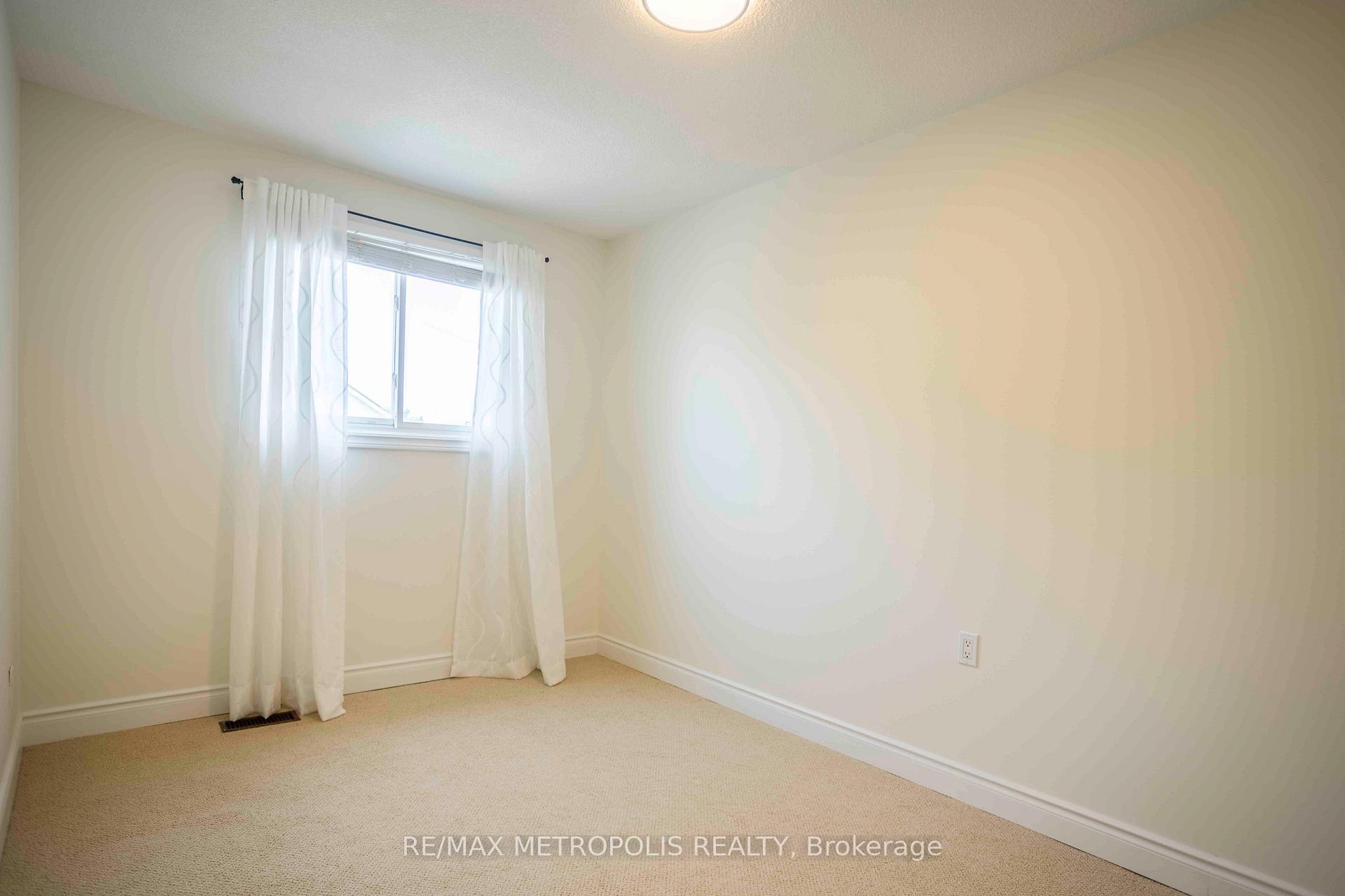 3 Bedrooms Condo at 11 Harrisford, Hamilton For sale