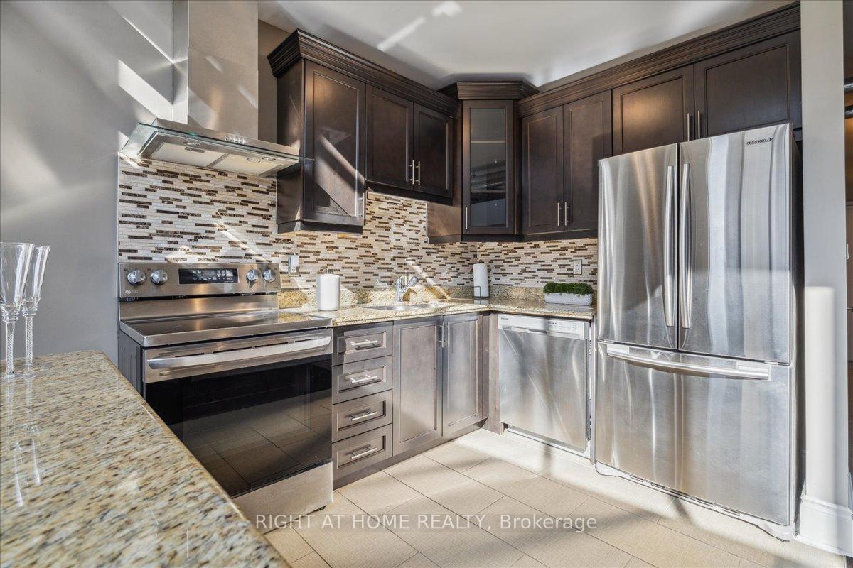 2 Bedrooms Condo at 80 King William, Hamilton For sale
