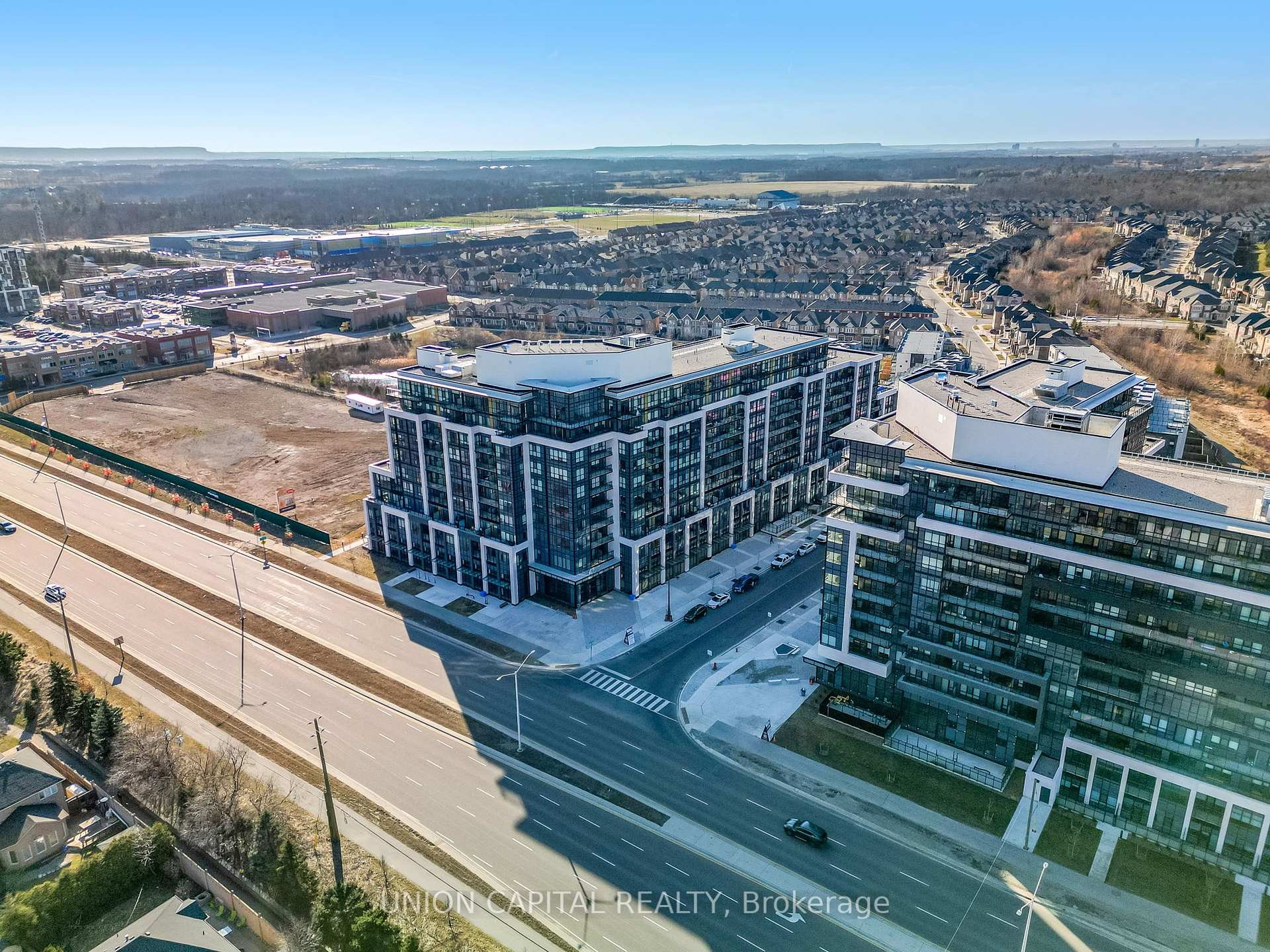 2 Bedrooms Condo at 405 Dundas, Oakville For sale