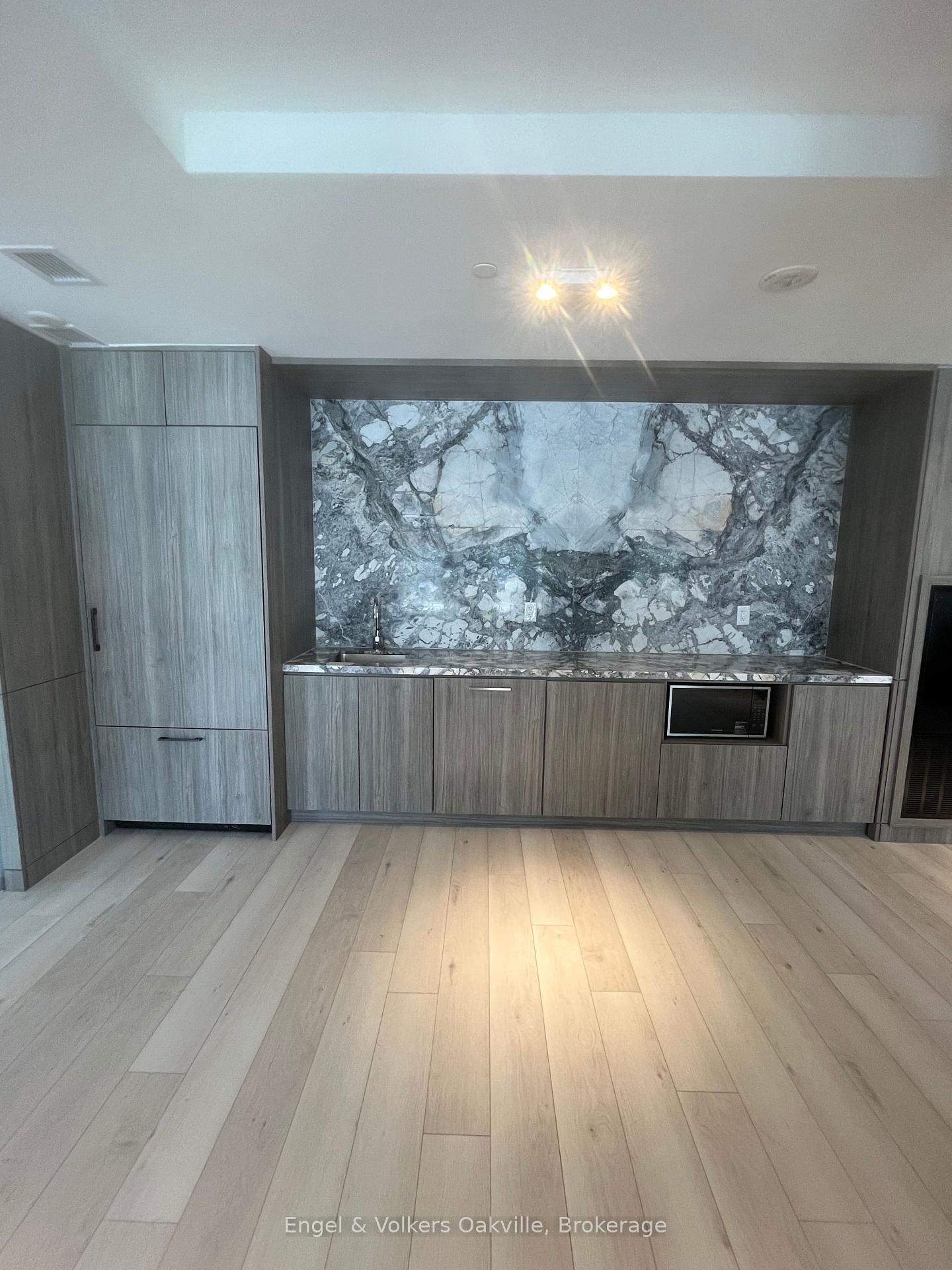 2 Bedrooms Condo at 220 Missinnihe, Mississauga For sale
