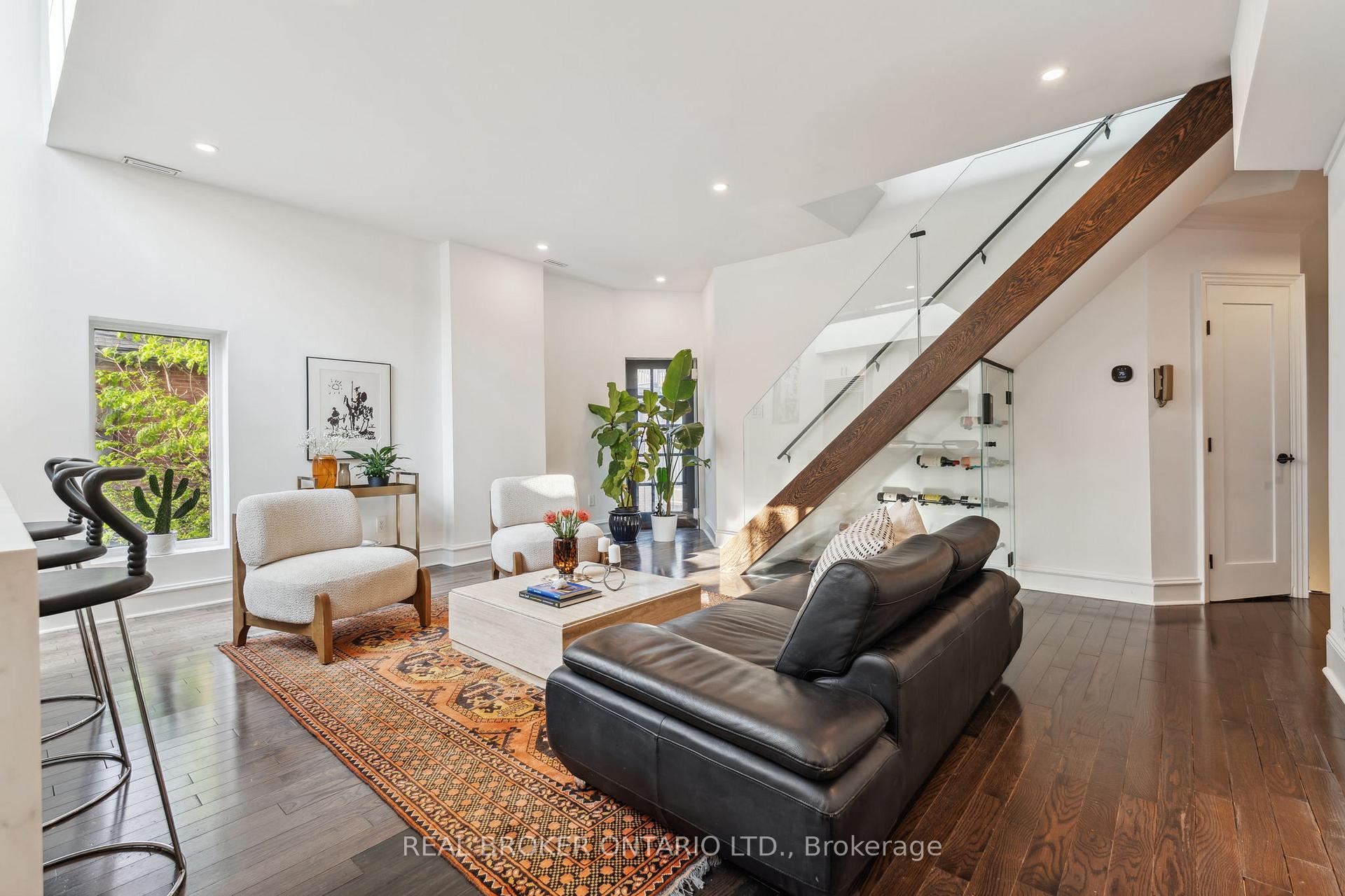 2 Bedrooms Condo at 300 Avenue, Toronto For sale