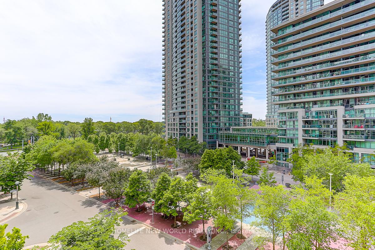 2 Bedrooms Condo at 35 Bastion,  Toronto For sale