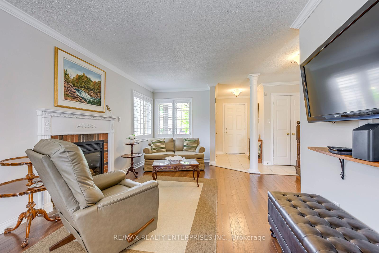 3 Bedrooms Condo at 5658 Glen Erin, Mississauga For sale
