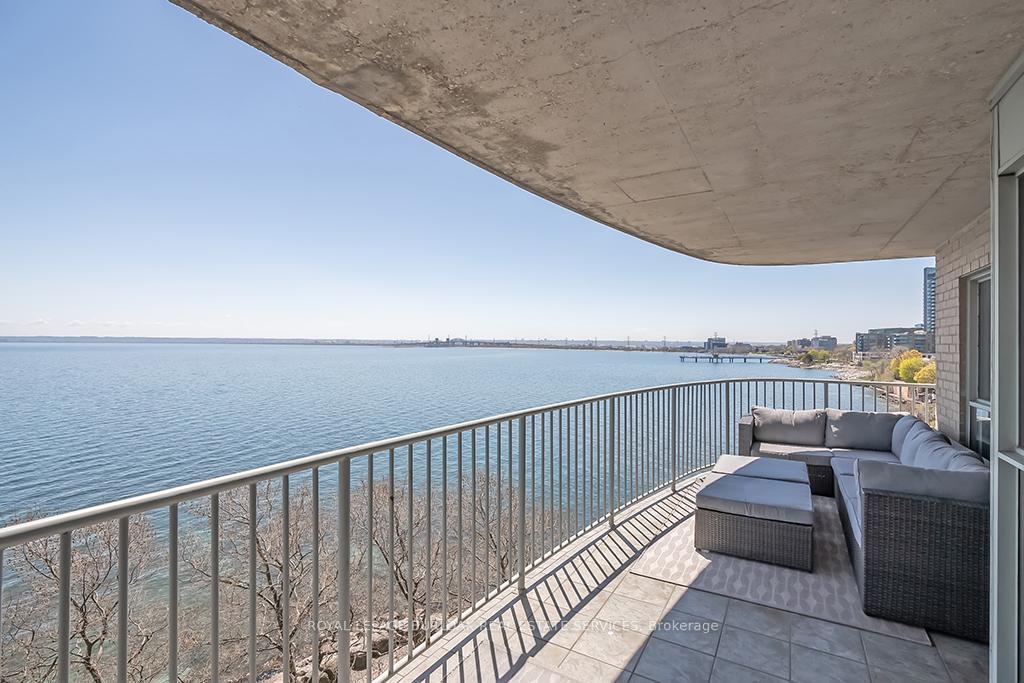 2 Bedrooms Condo at 2190 Lakeshore, Burlington For sale