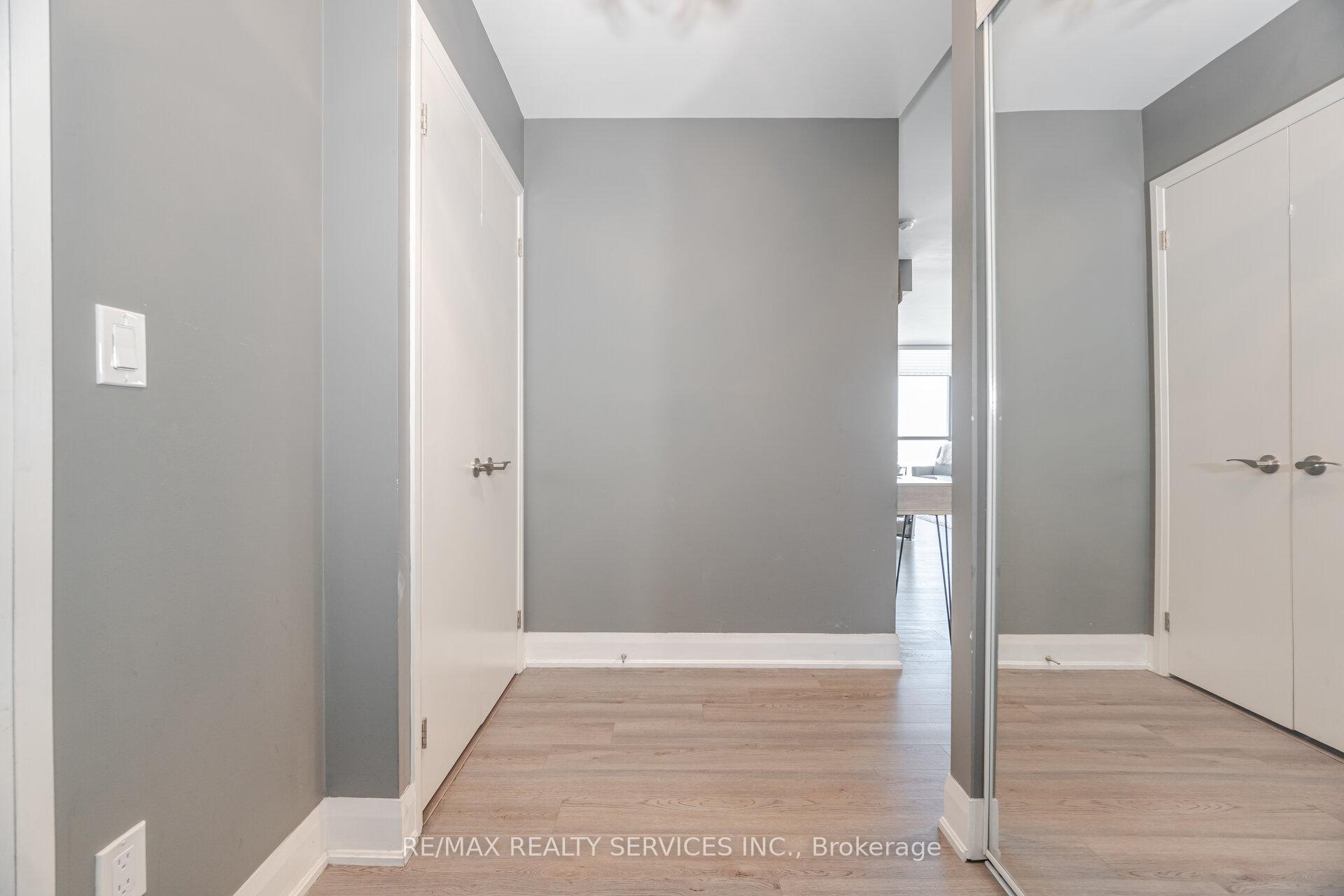 3 Bedrooms Condo at 2900 Highway 7, Vaughan For sale