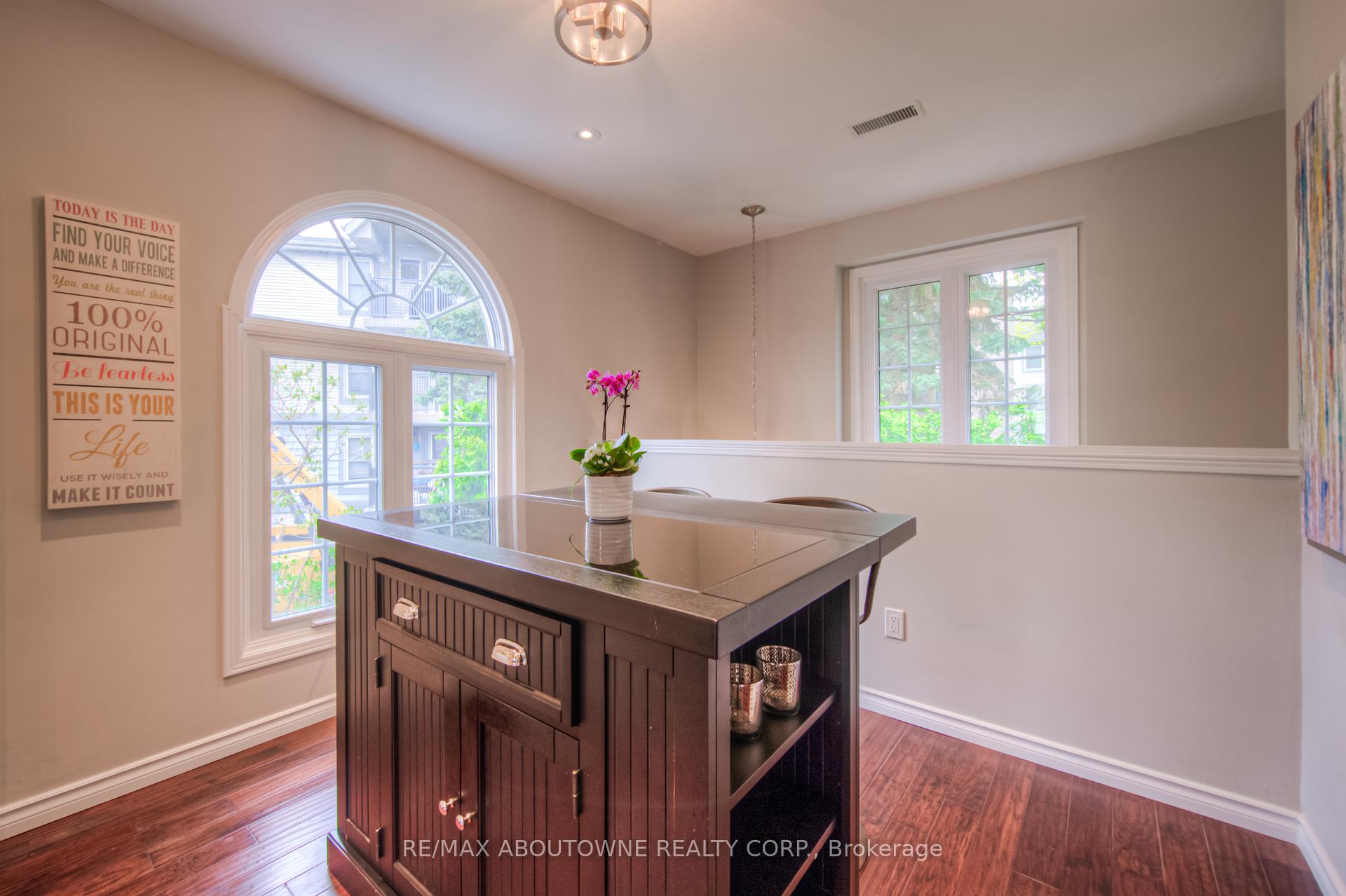 2 Bedrooms Condo at 2110 Cleaver, Burlington For sale