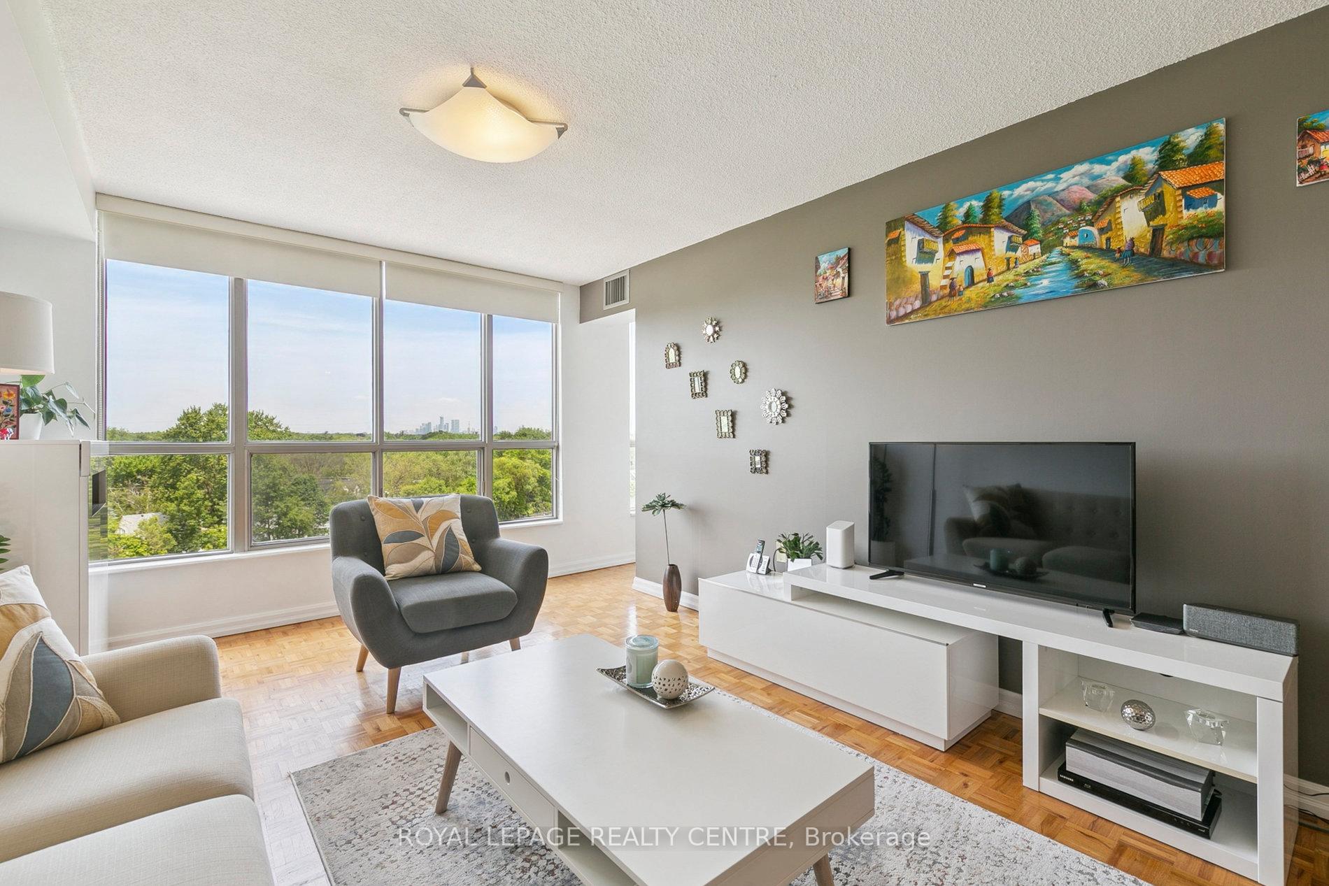 3 Bedrooms Condo at 1110 Walden, Mississauga For sale