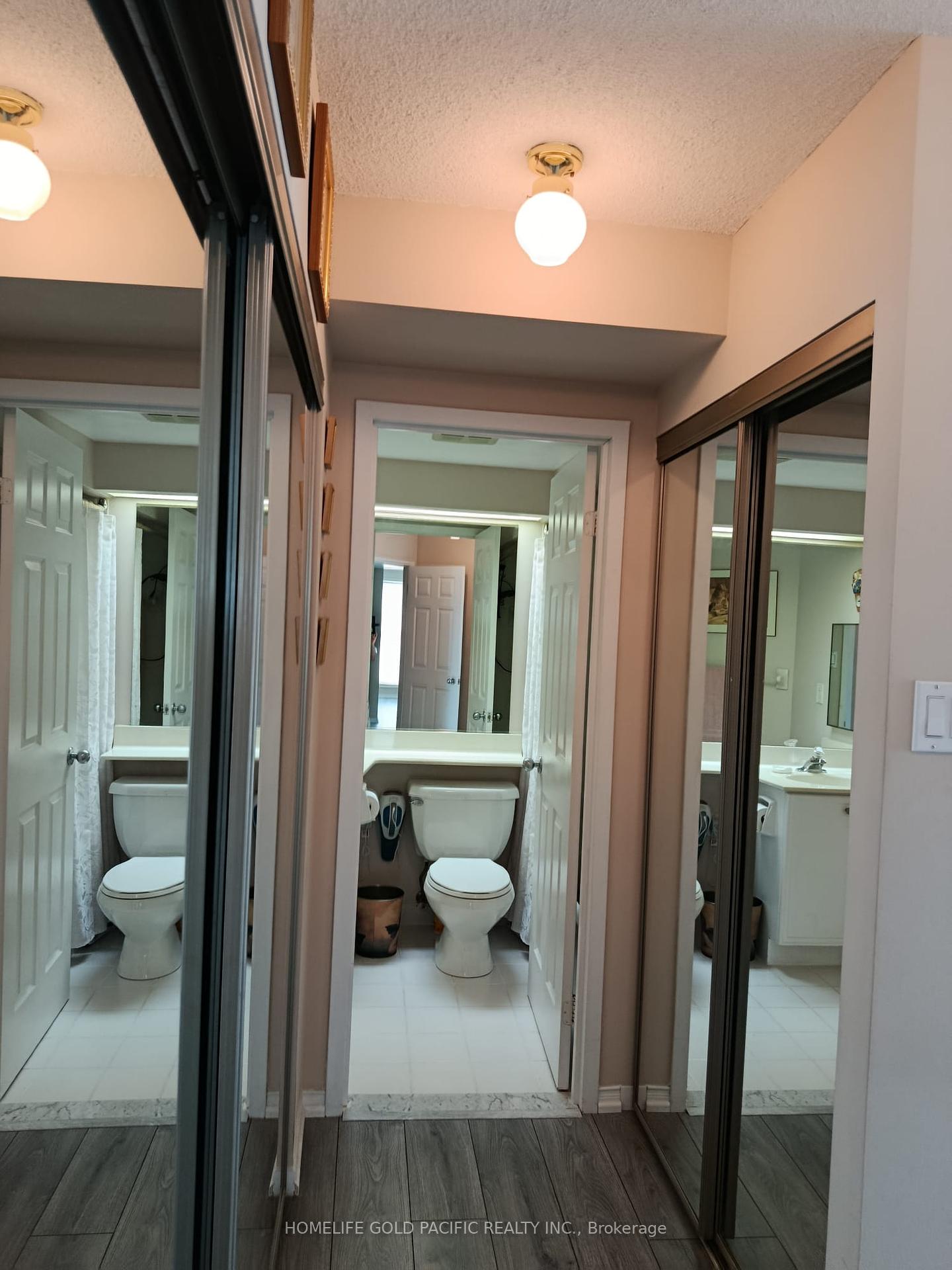 2 Bedrooms Condo at 77 Harbour, Toronto For sale