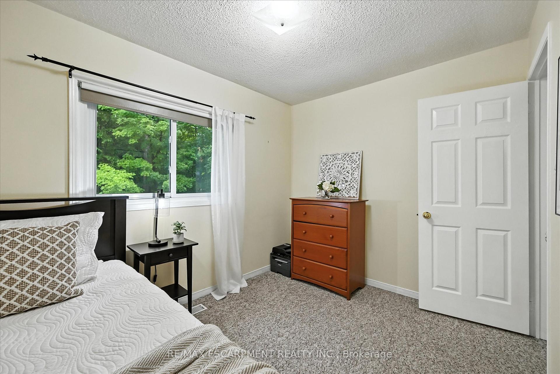 3 Bedrooms Condo at 2110 CLEAVER, Burlington For sale