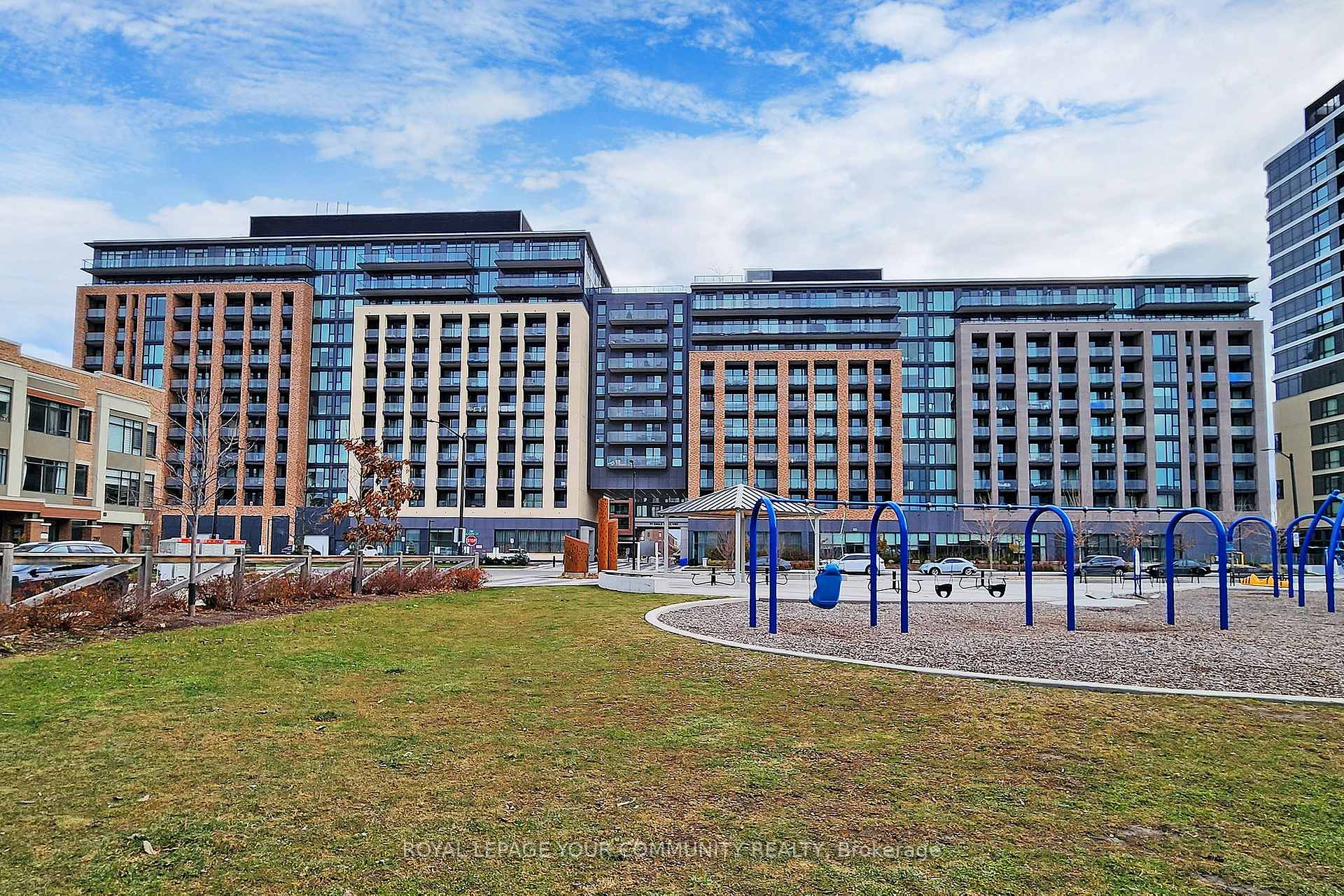2 Bedrooms Co-op at 100 Eagle Rock, Vaughan For sale