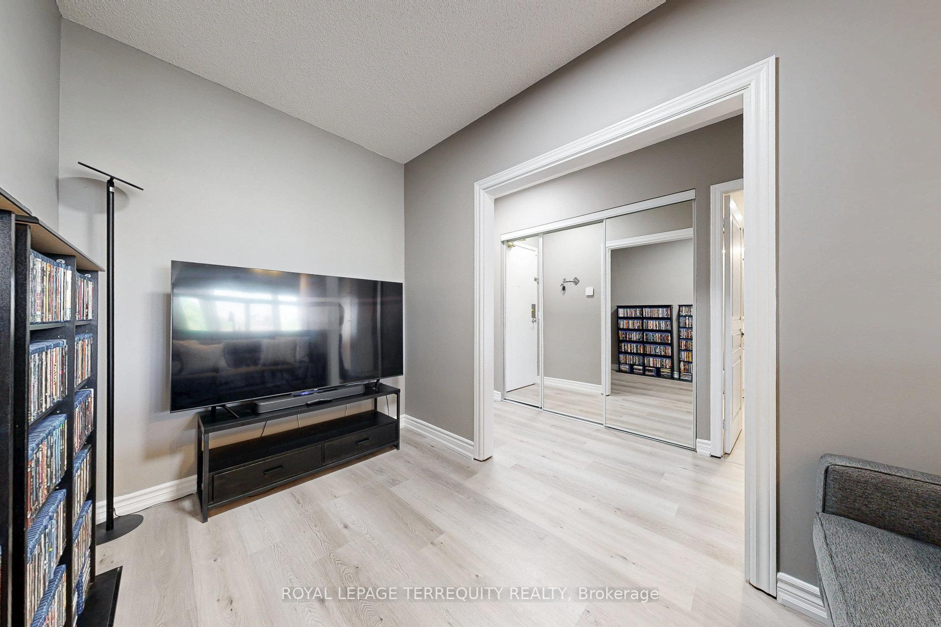2 Bedrooms Condo at 200 Burnhamthorpe, Mississauga For sale