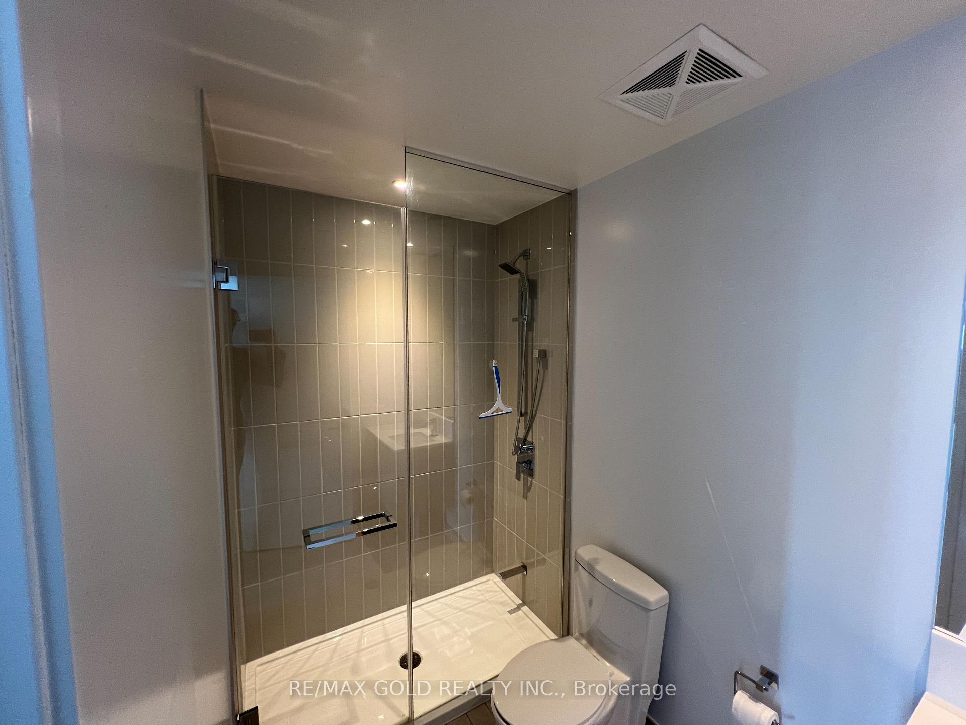 3 Bedrooms Condo at 3900 Confederation,  Mississauga For sale