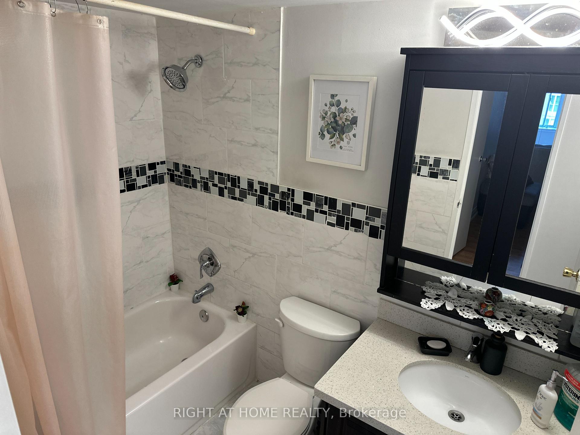 3 Bedrooms Condo at 300 Webb,  Mississauga For sale