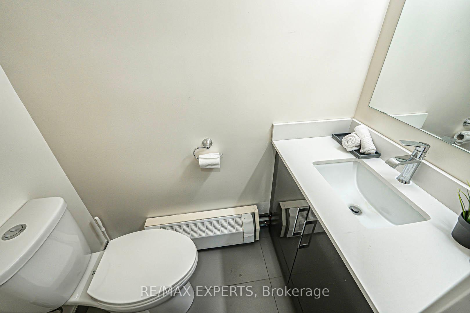 3 Bedrooms Condo at 1625 Bloor, Mississauga For sale