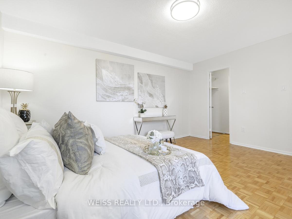 3 Bedrooms Condo at 150 Neptune,  Toronto For sale