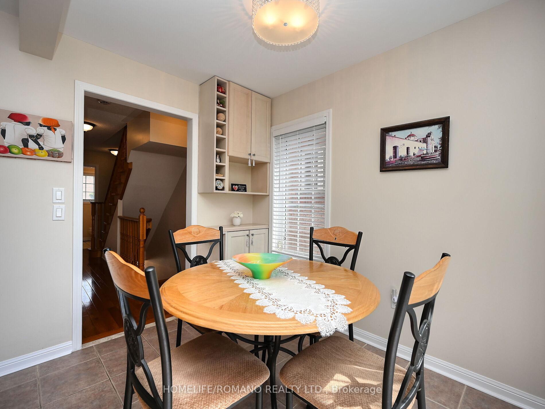 4 Bedrooms Condo at 3030 Breakwater, Mississauga For sale